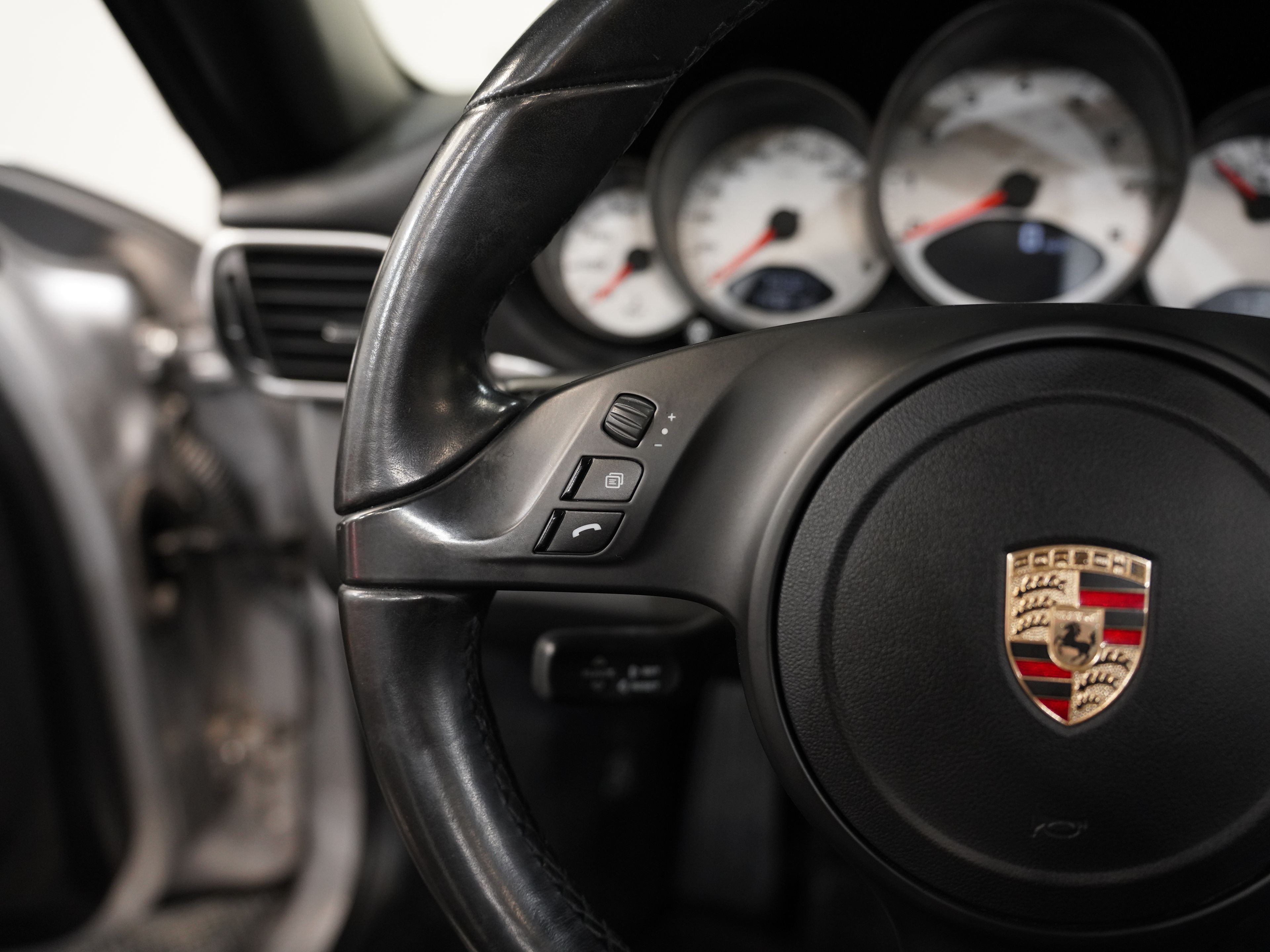 ARCTIC SILVER METALLIC, 2011 PORSCHE 911 Image 35
