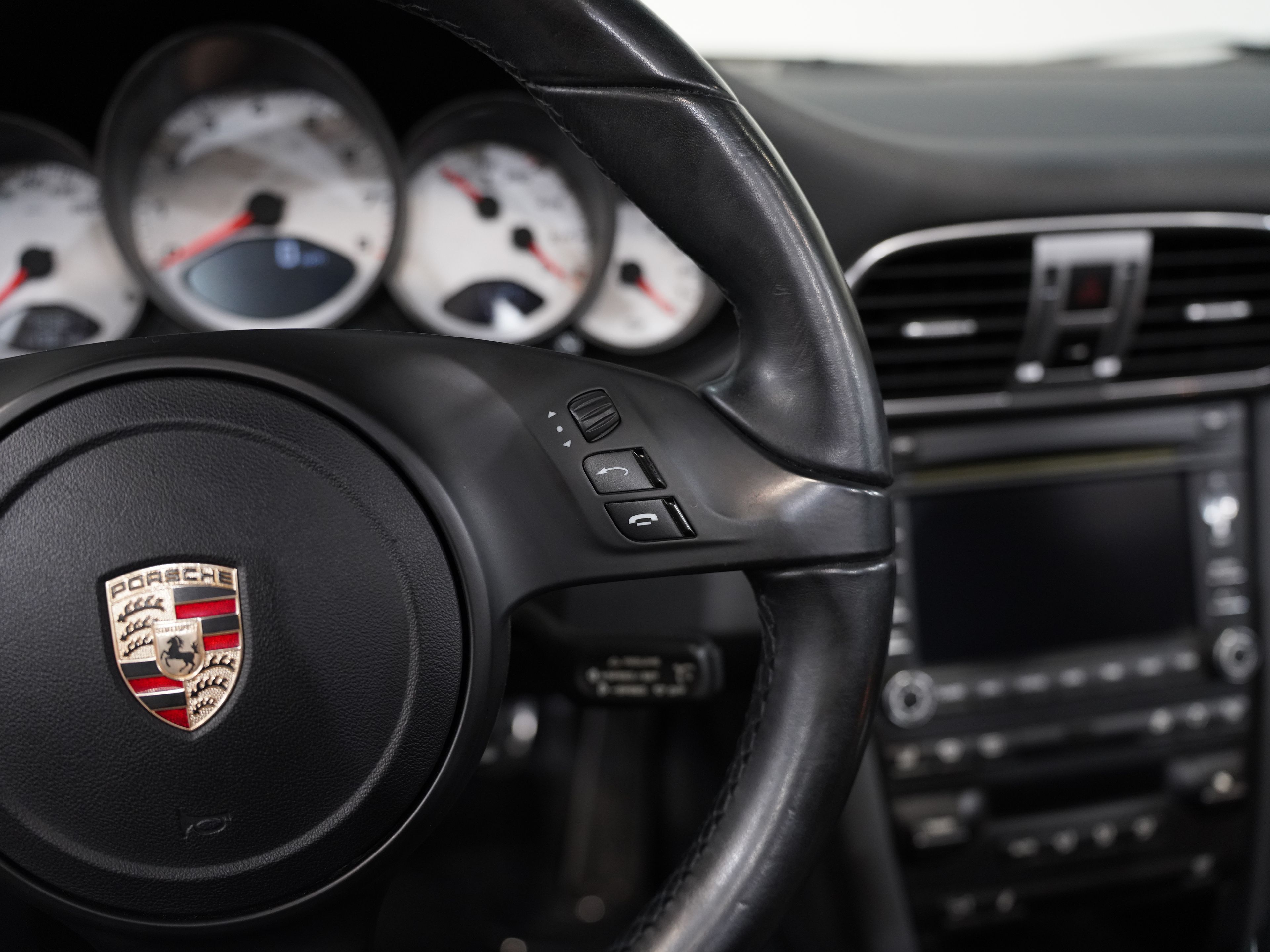 ARCTIC SILVER METALLIC, 2011 PORSCHE 911 Image 36