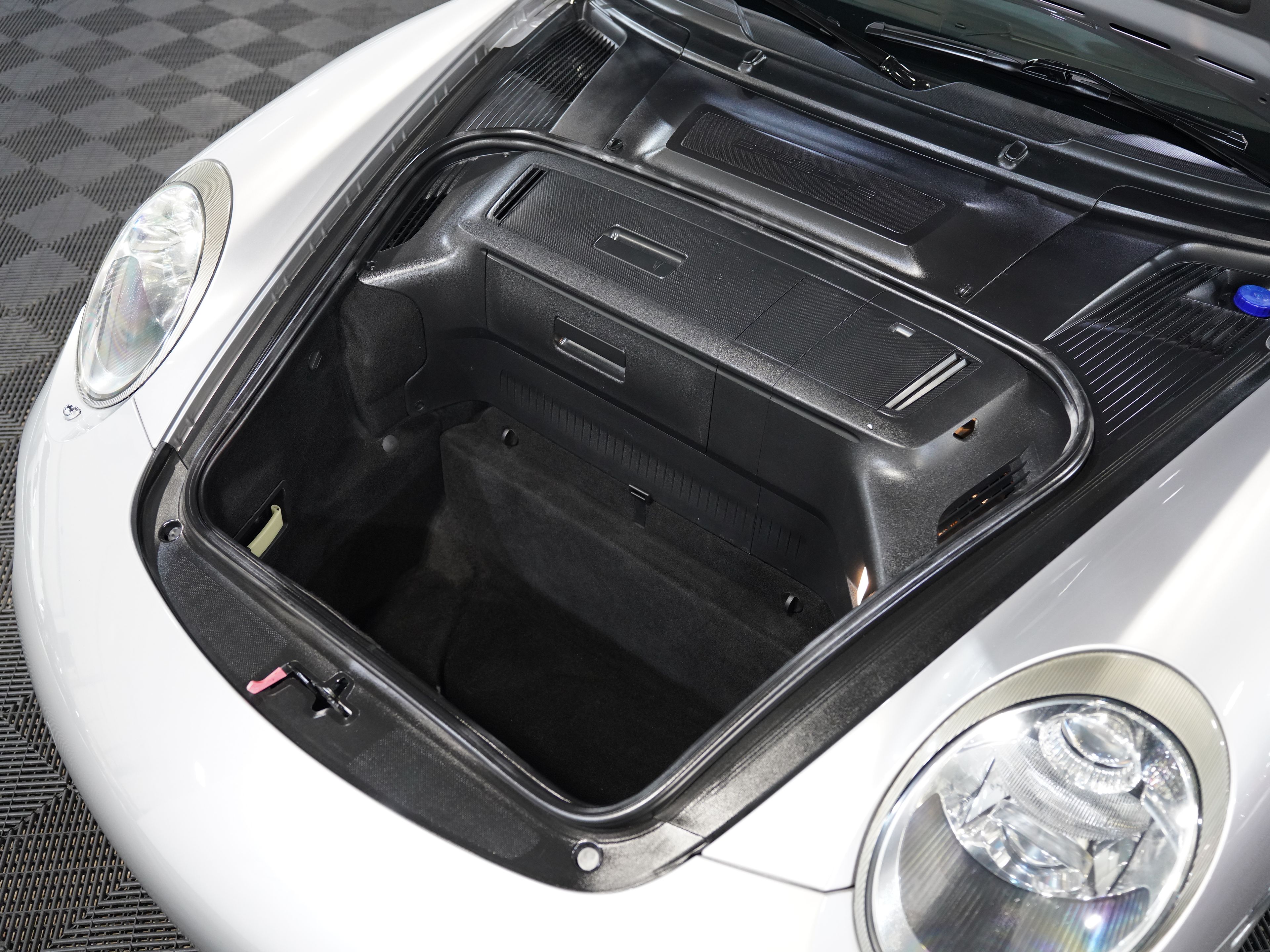 ARCTIC SILVER METALLIC, 2011 PORSCHE 911 Image 44