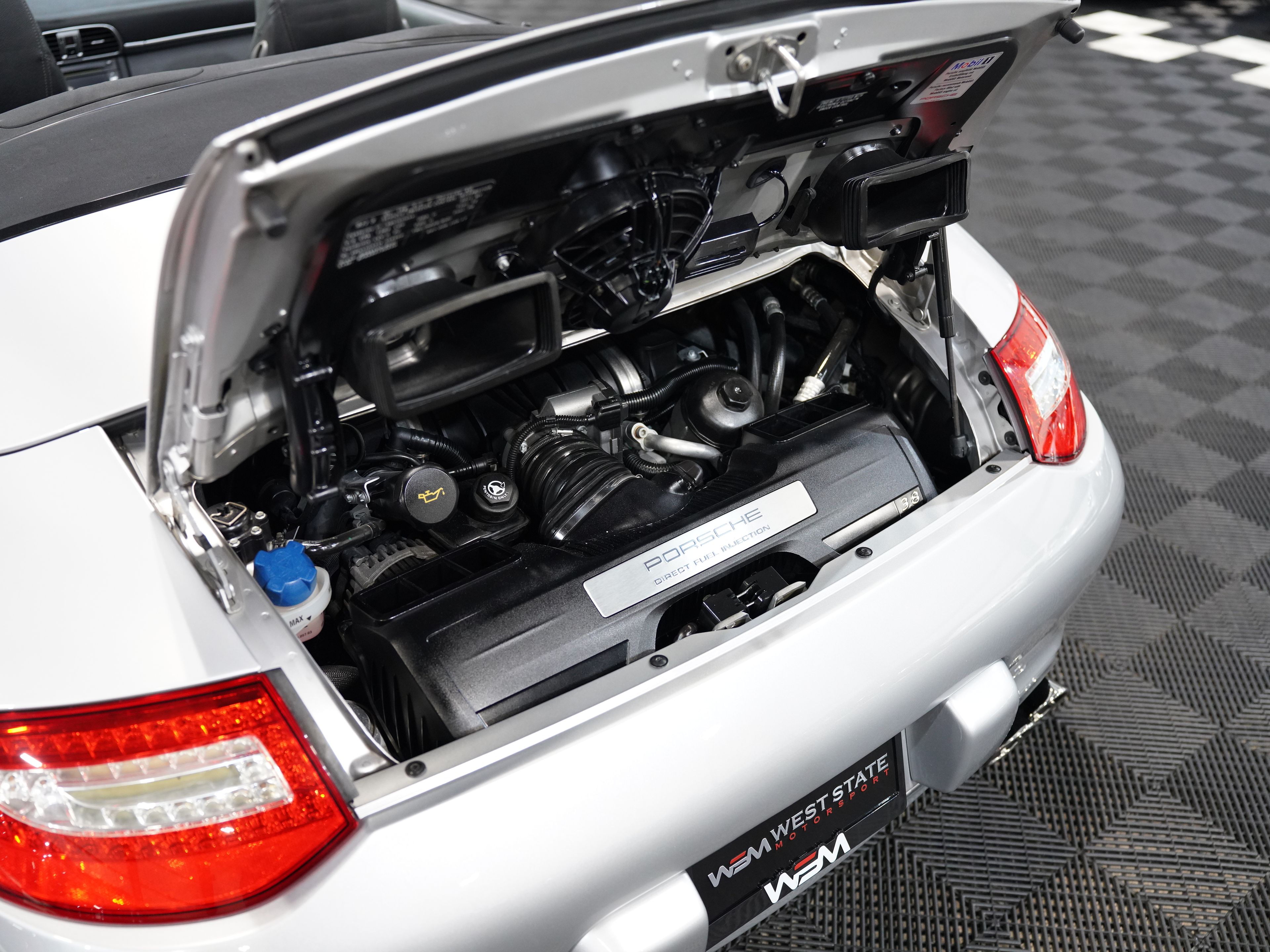 ARCTIC SILVER METALLIC, 2011 PORSCHE 911 Image 45