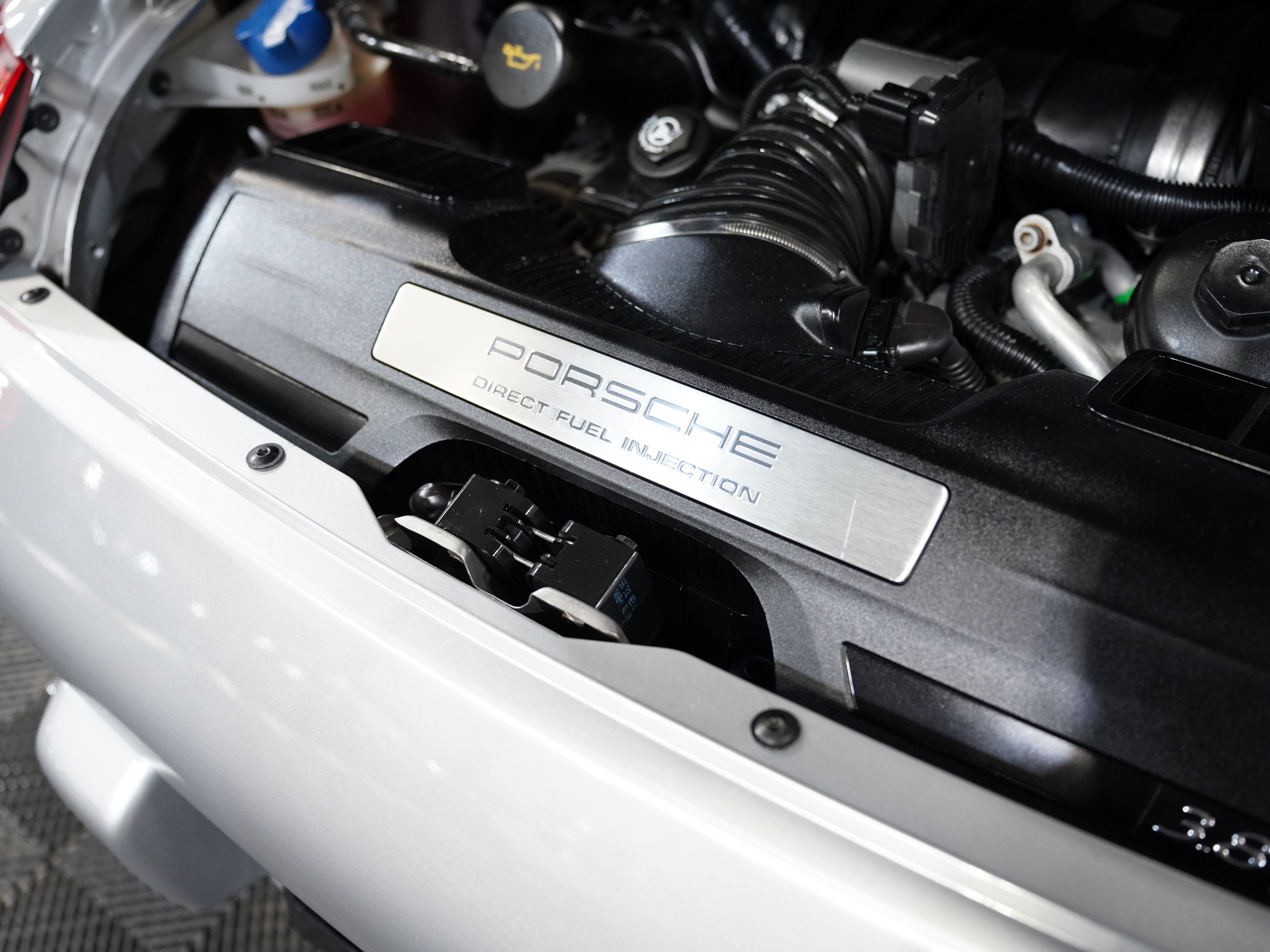 ARCTIC SILVER METALLIC, 2011 PORSCHE 911 Image 48