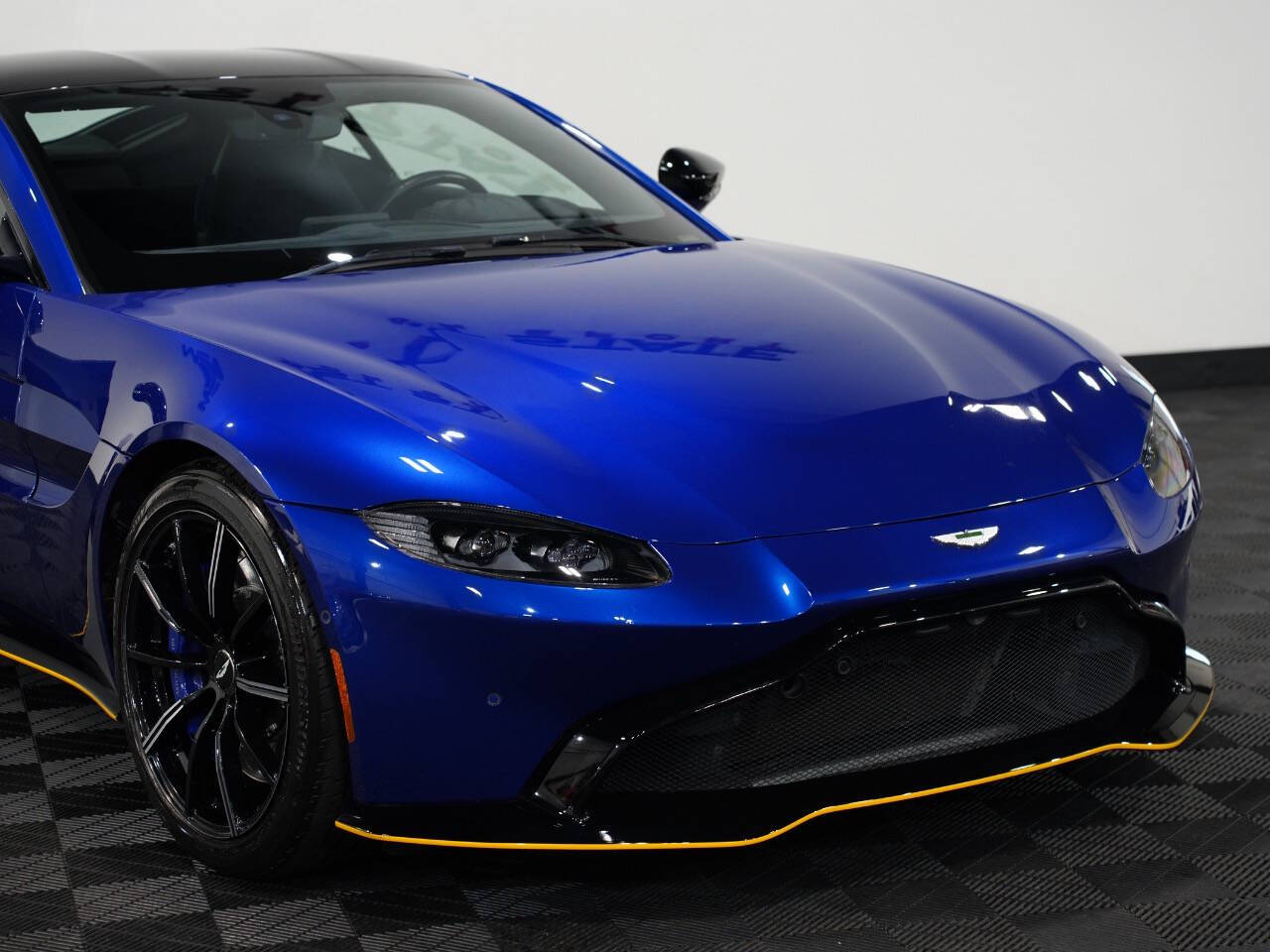 Q ZAFFRE BLUE, 2019 ASTON MARTIN VANTAGE Image 9