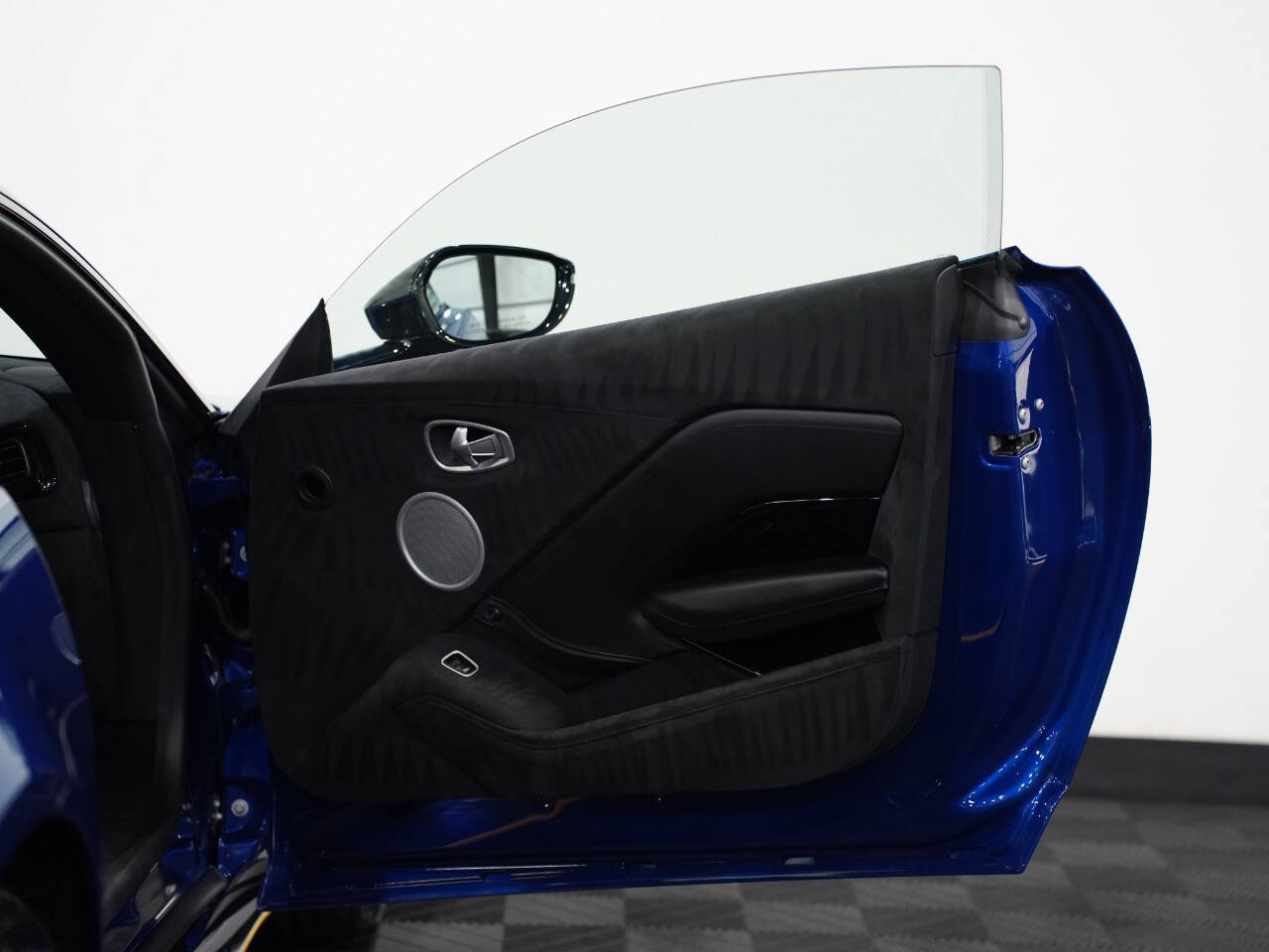 Q ZAFFRE BLUE, 2019 ASTON MARTIN VANTAGE Image 22