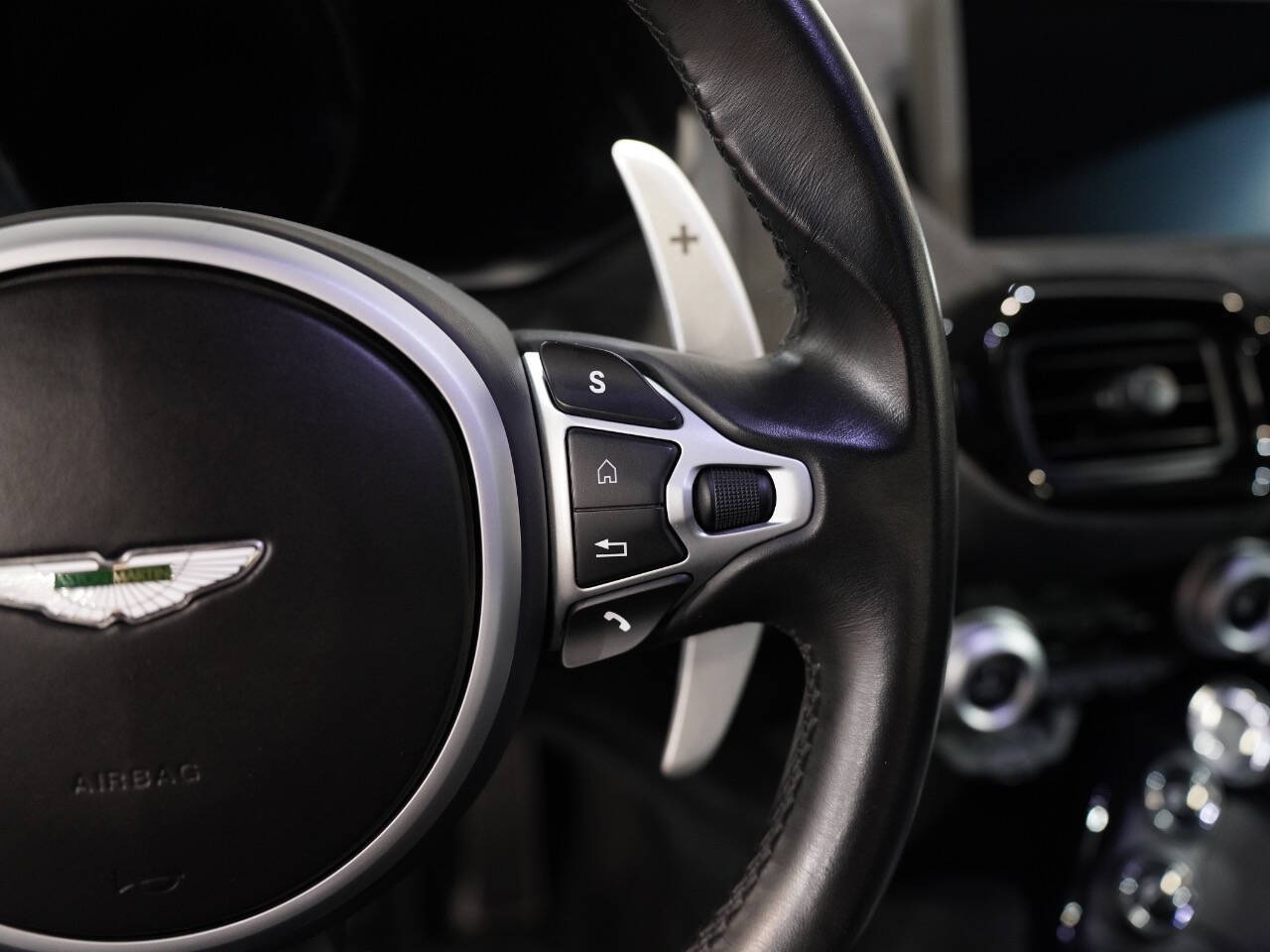Q ZAFFRE BLUE, 2019 ASTON MARTIN VANTAGE Image 32