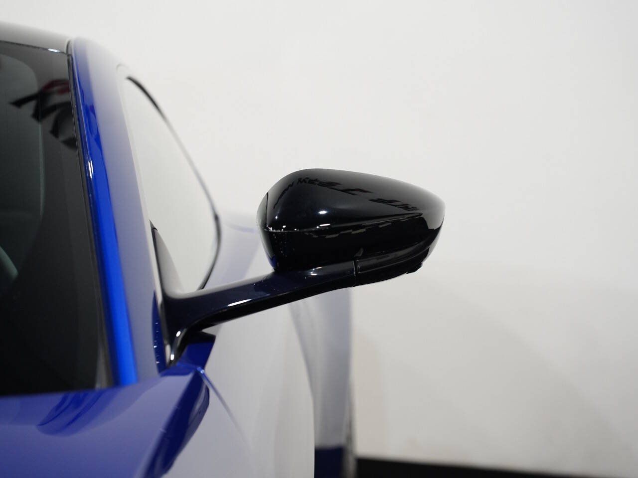 Q ZAFFRE BLUE, 2019 ASTON MARTIN VANTAGE Image 11