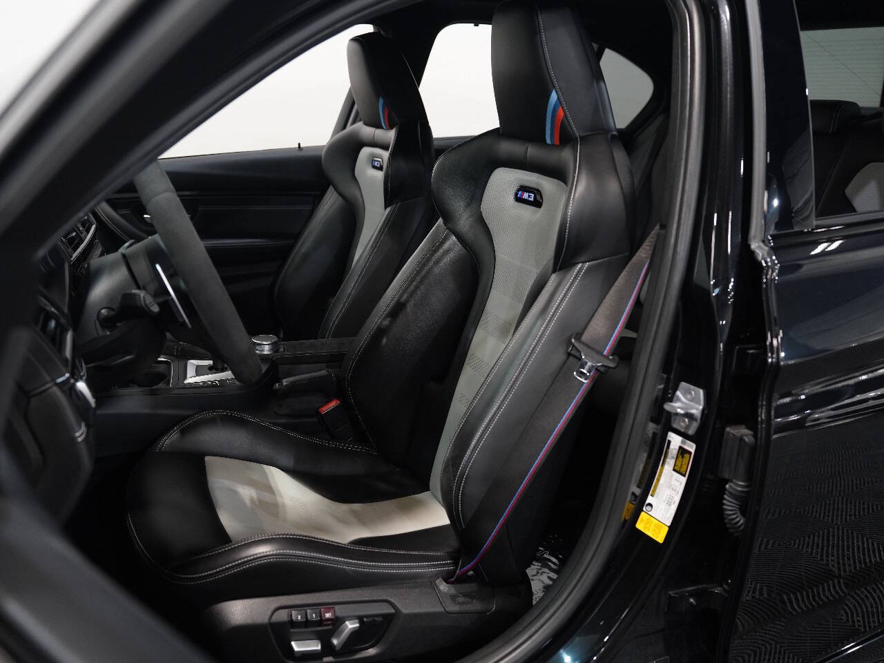 BLACK SAPPHIRE METALLIC, 2018 BMW M3 Image 33