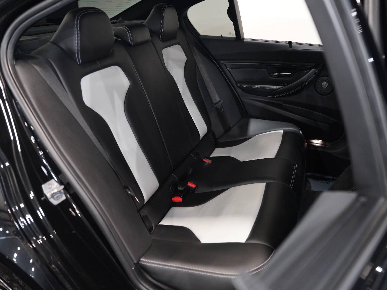 BLACK SAPPHIRE METALLIC, 2018 BMW M3 Image 39