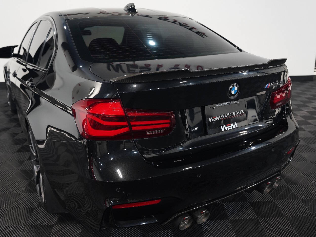 BLACK SAPPHIRE METALLIC, 2018 BMW M3 Image 20