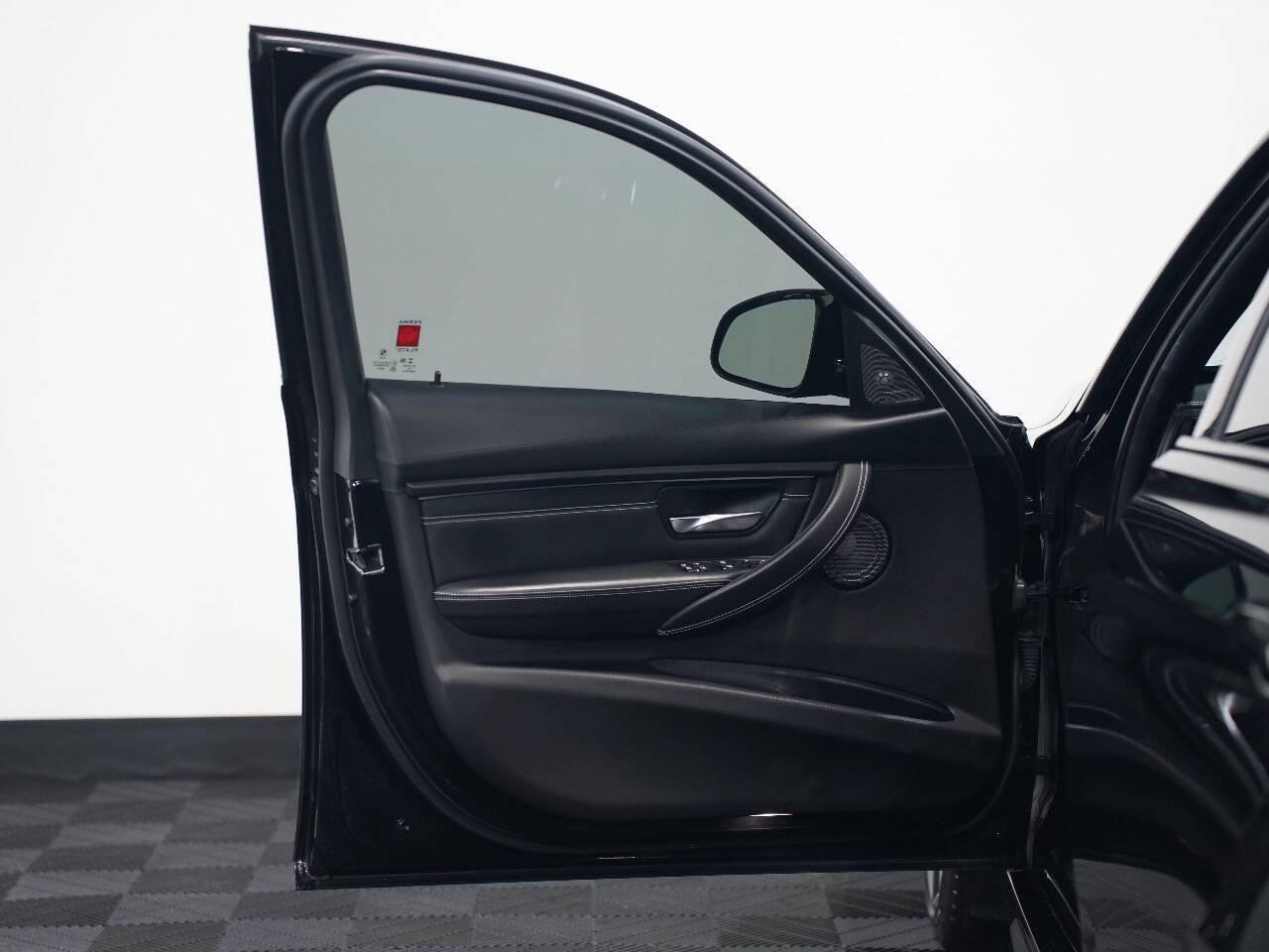 BLACK SAPPHIRE METALLIC, 2018 BMW M3 Image 23