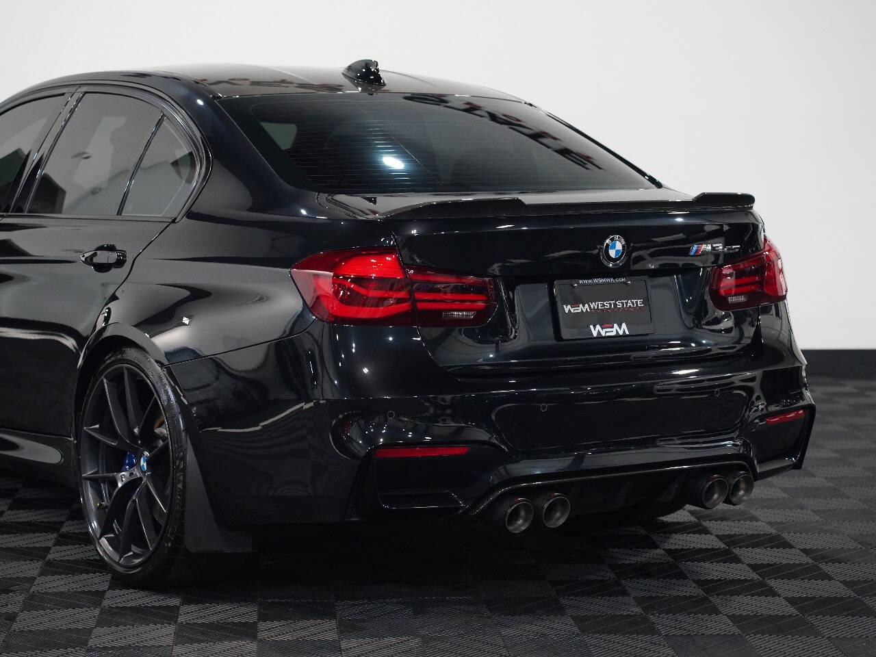 BLACK SAPPHIRE METALLIC, 2018 BMW M3 Image 18