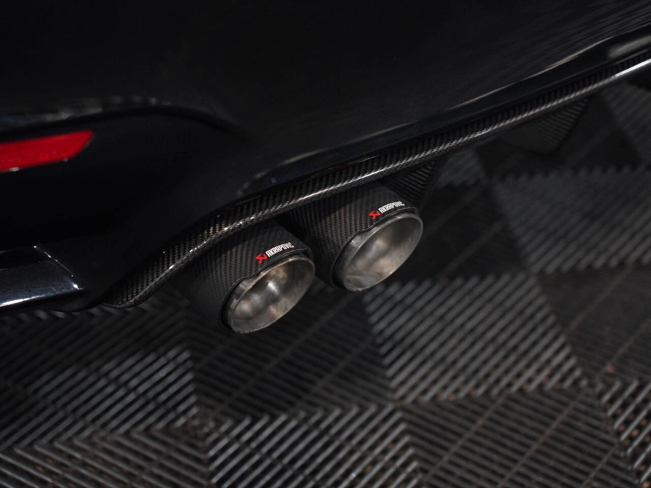 BLACK SAPPHIRE METALLIC, 2018 BMW M3 Image 19