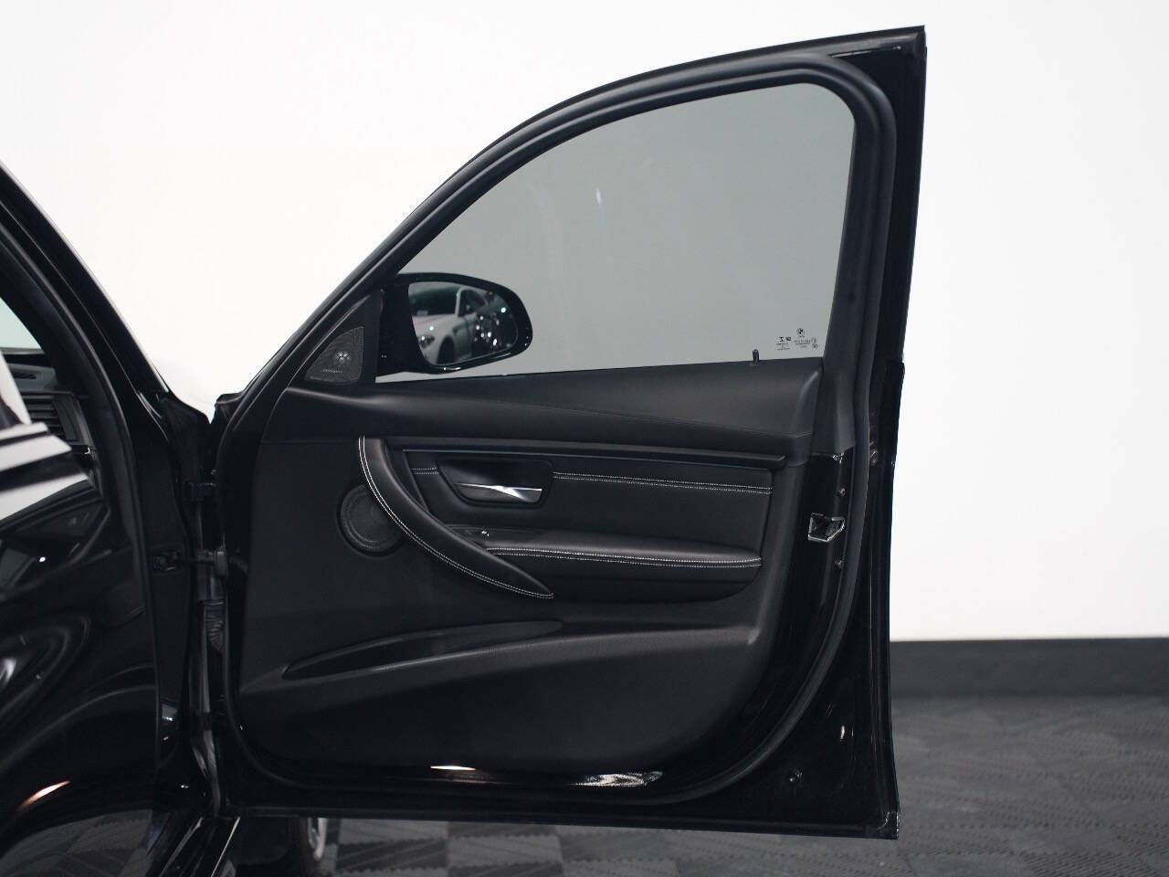 BLACK SAPPHIRE METALLIC, 2018 BMW M3 Image 25