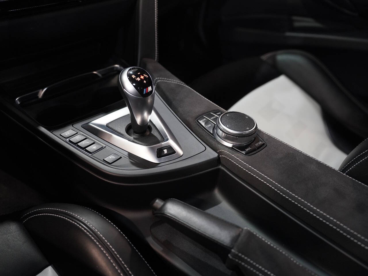 BLACK SAPPHIRE METALLIC, 2018 BMW M3 Image 50