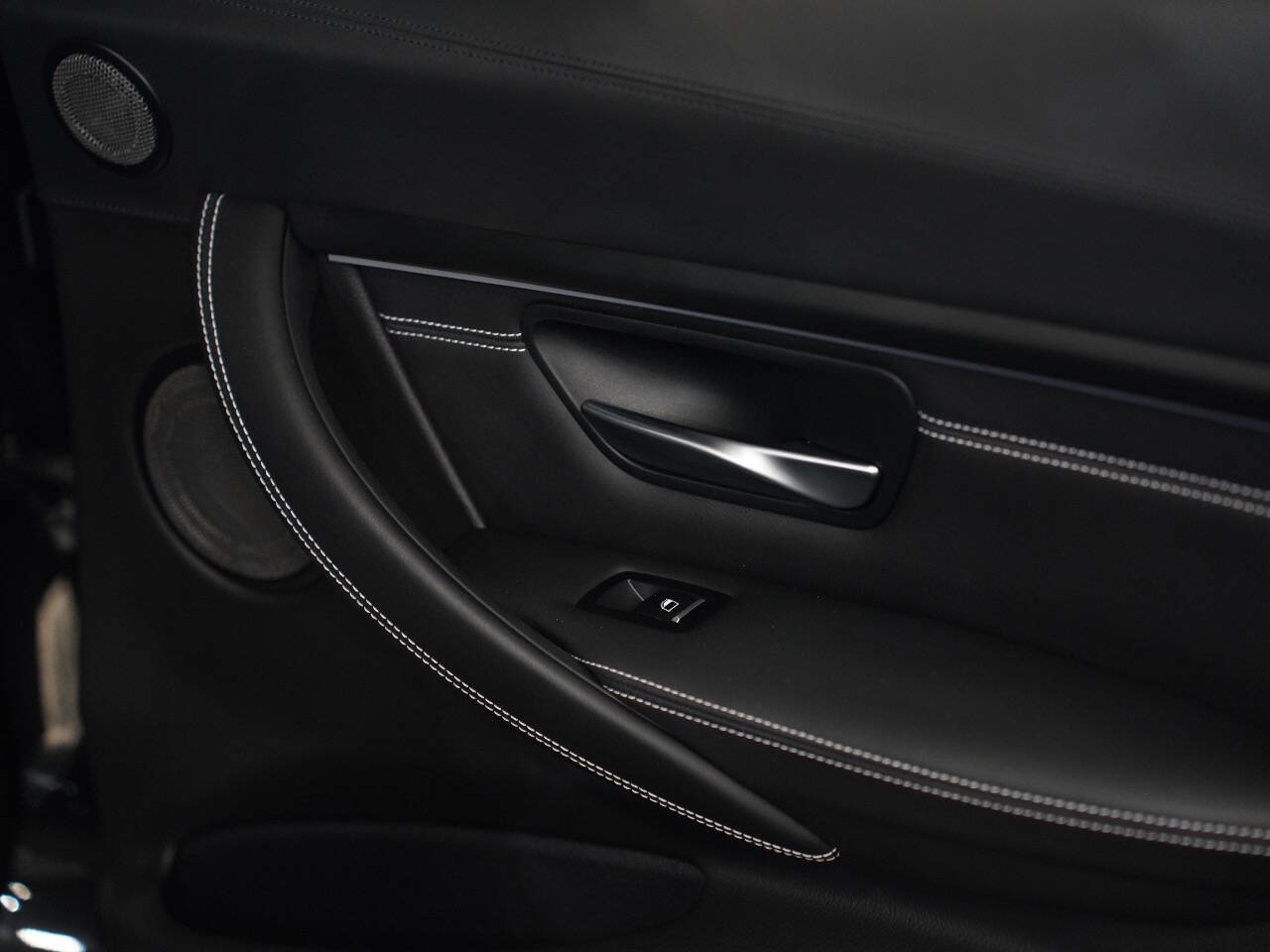 BLACK SAPPHIRE METALLIC, 2018 BMW M3 Image 28