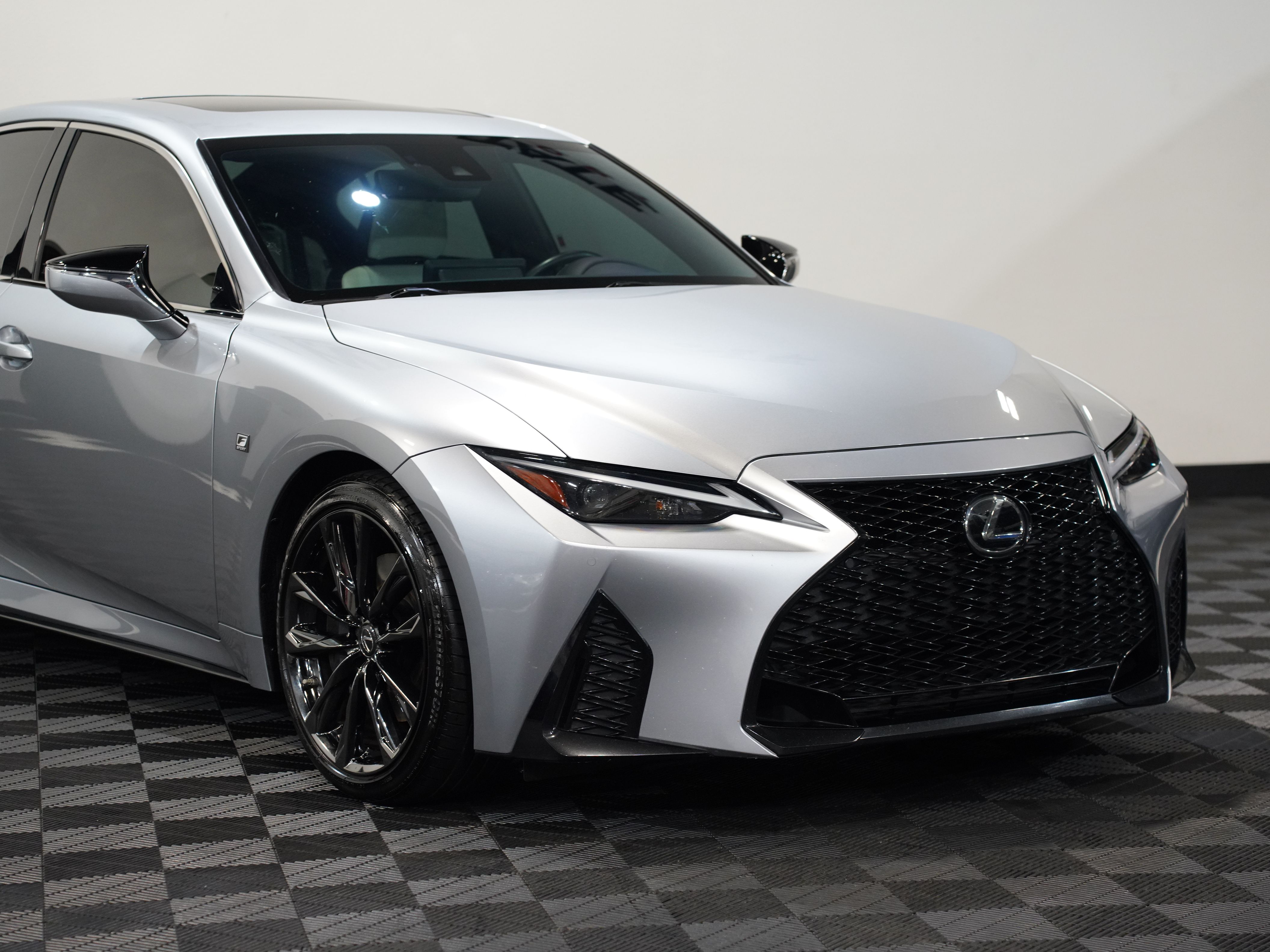 SILVER, 2022 LEXUS IS Image 9