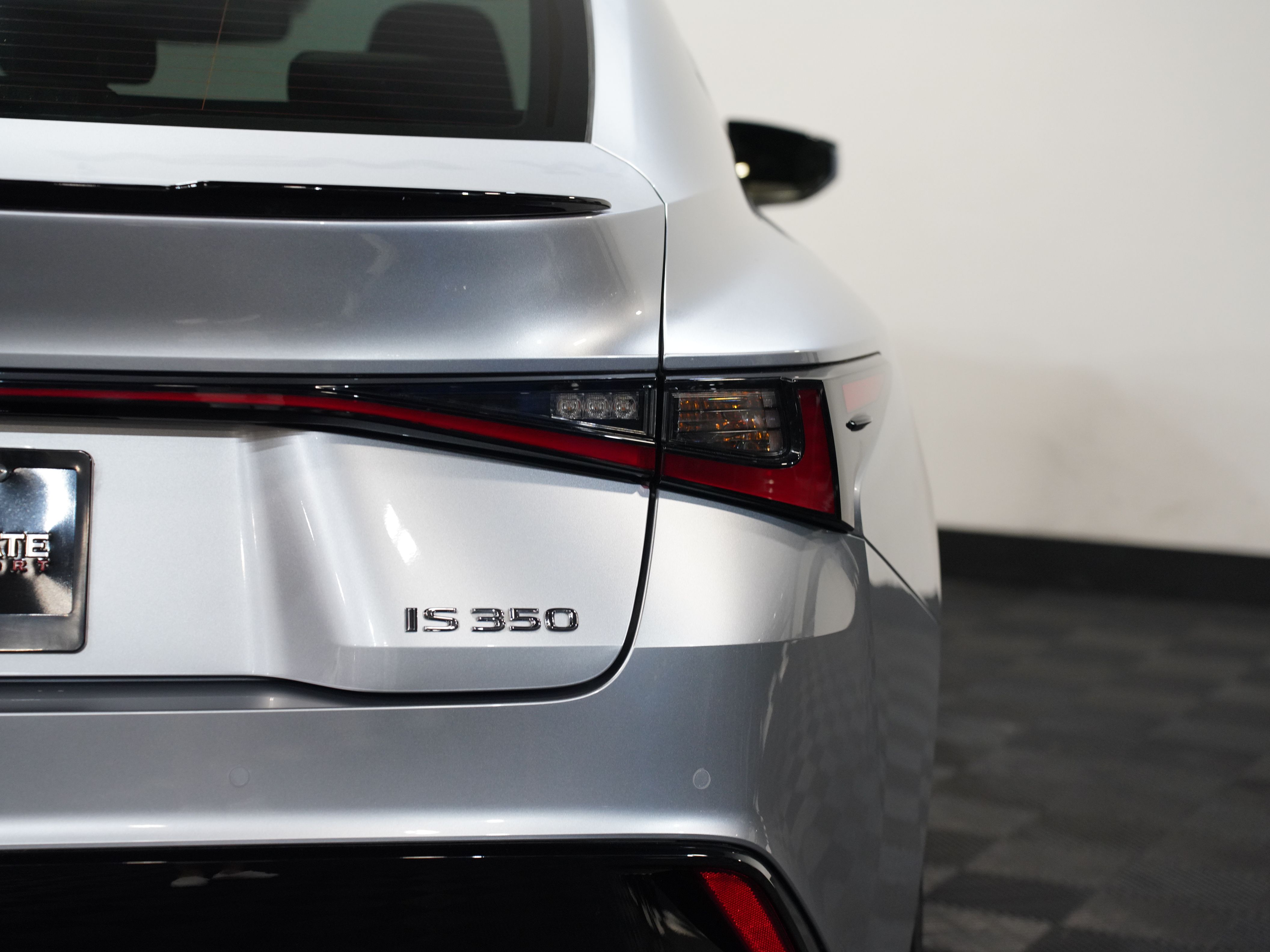 SILVER, 2022 LEXUS IS Image 18