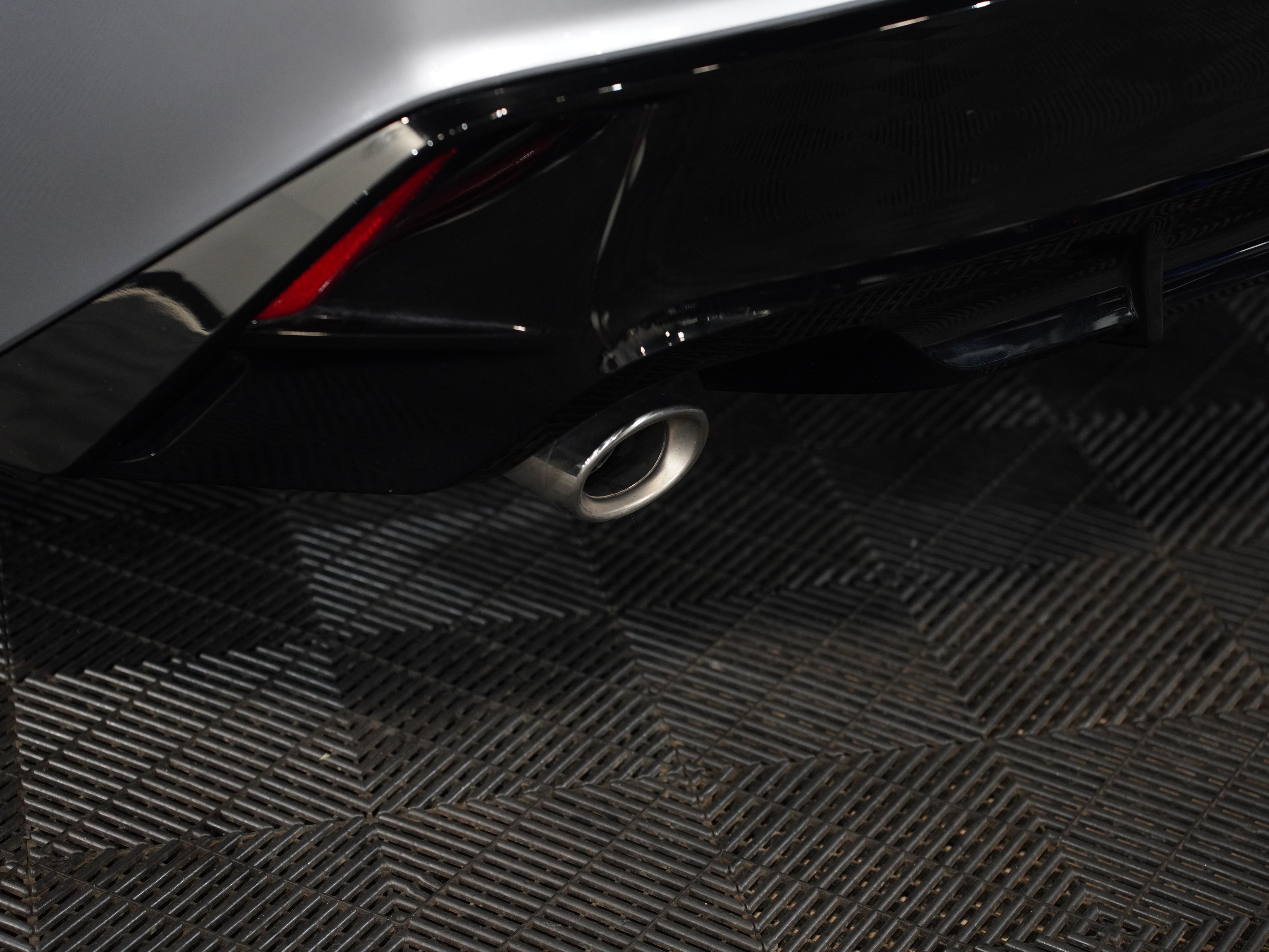SILVER, 2022 LEXUS IS Image 19
