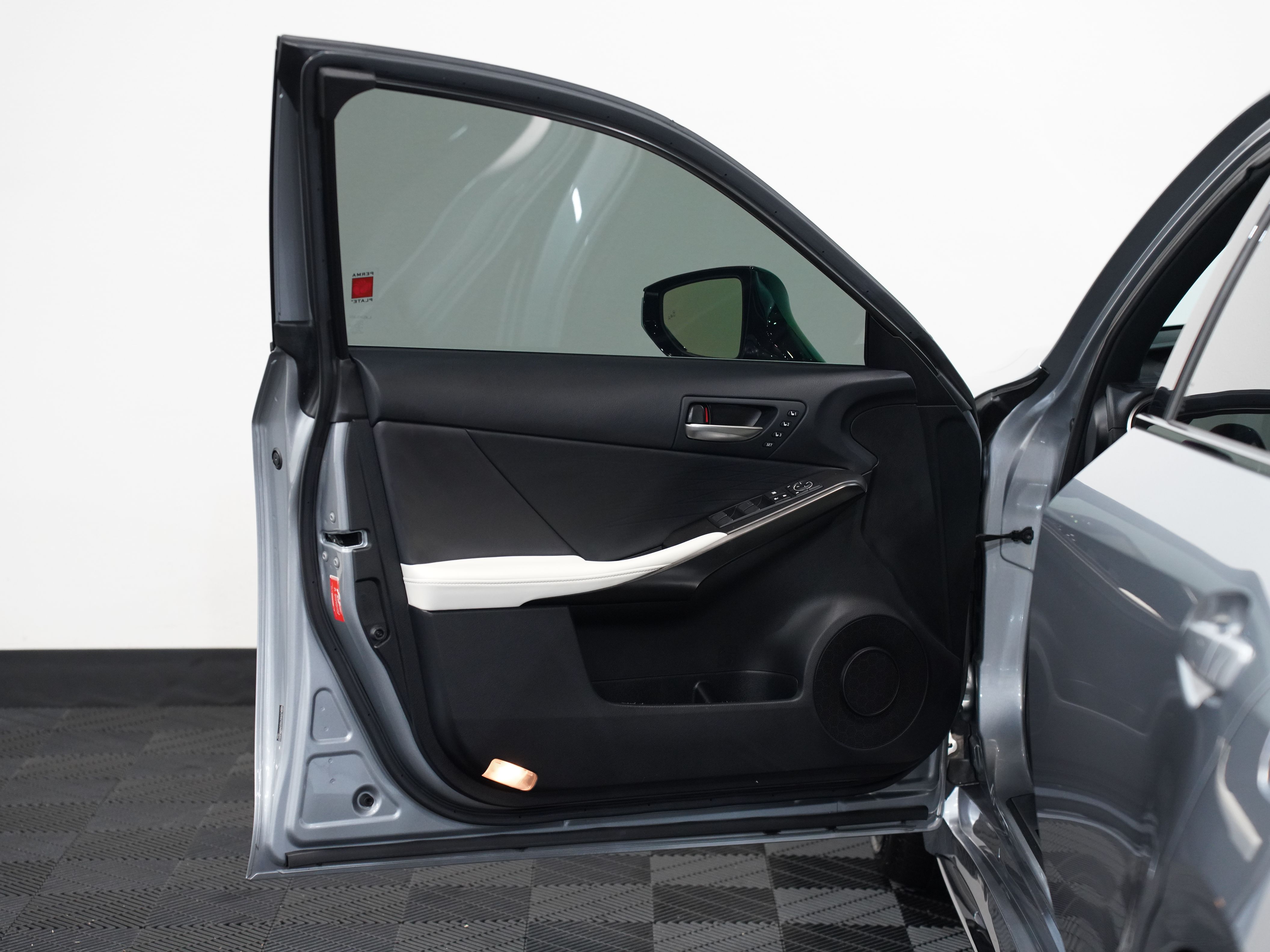 SILVER, 2022 LEXUS IS Image 21