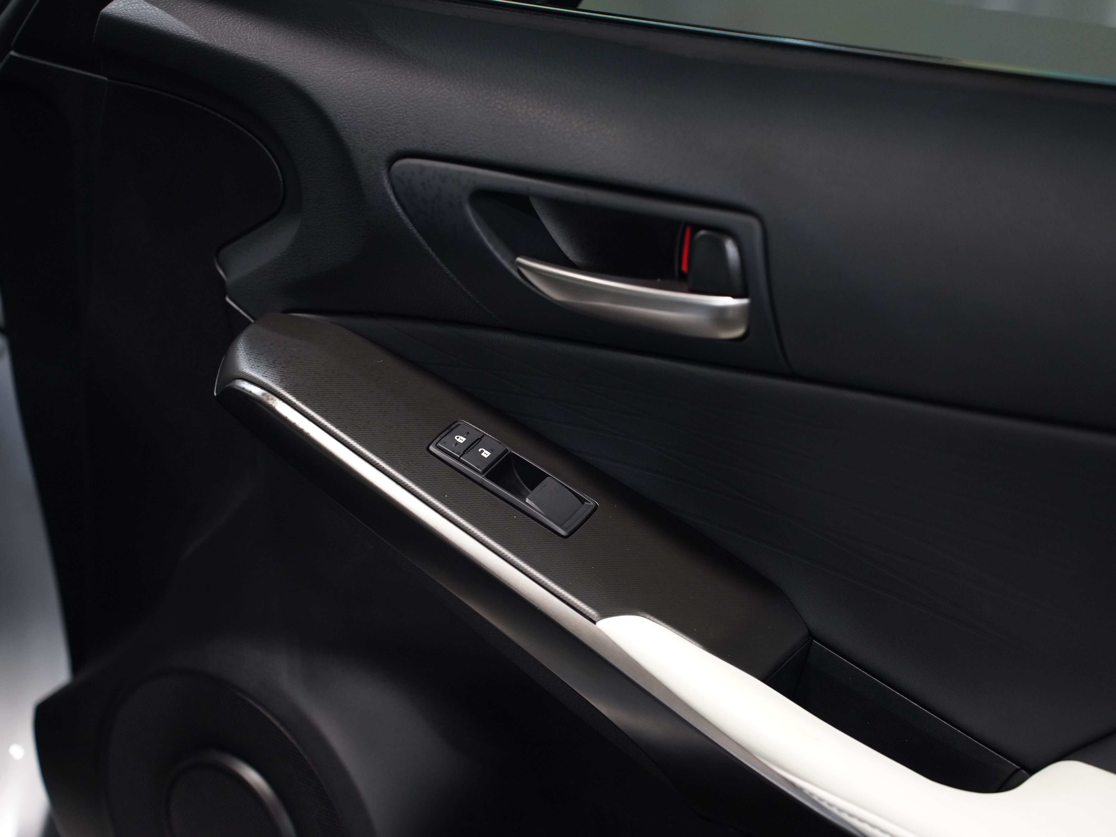 SILVER, 2022 LEXUS IS Image 24