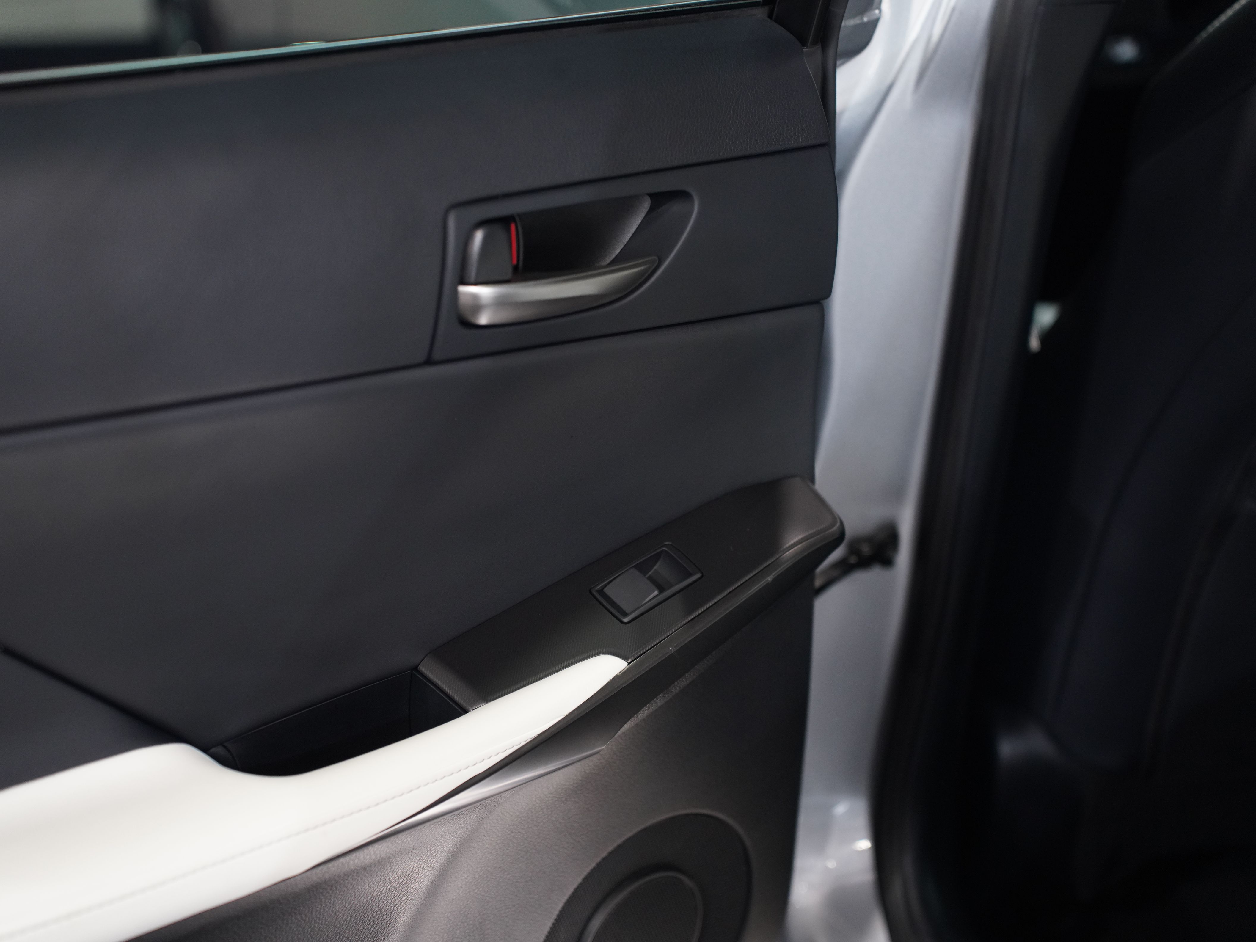 SILVER, 2022 LEXUS IS Image 28