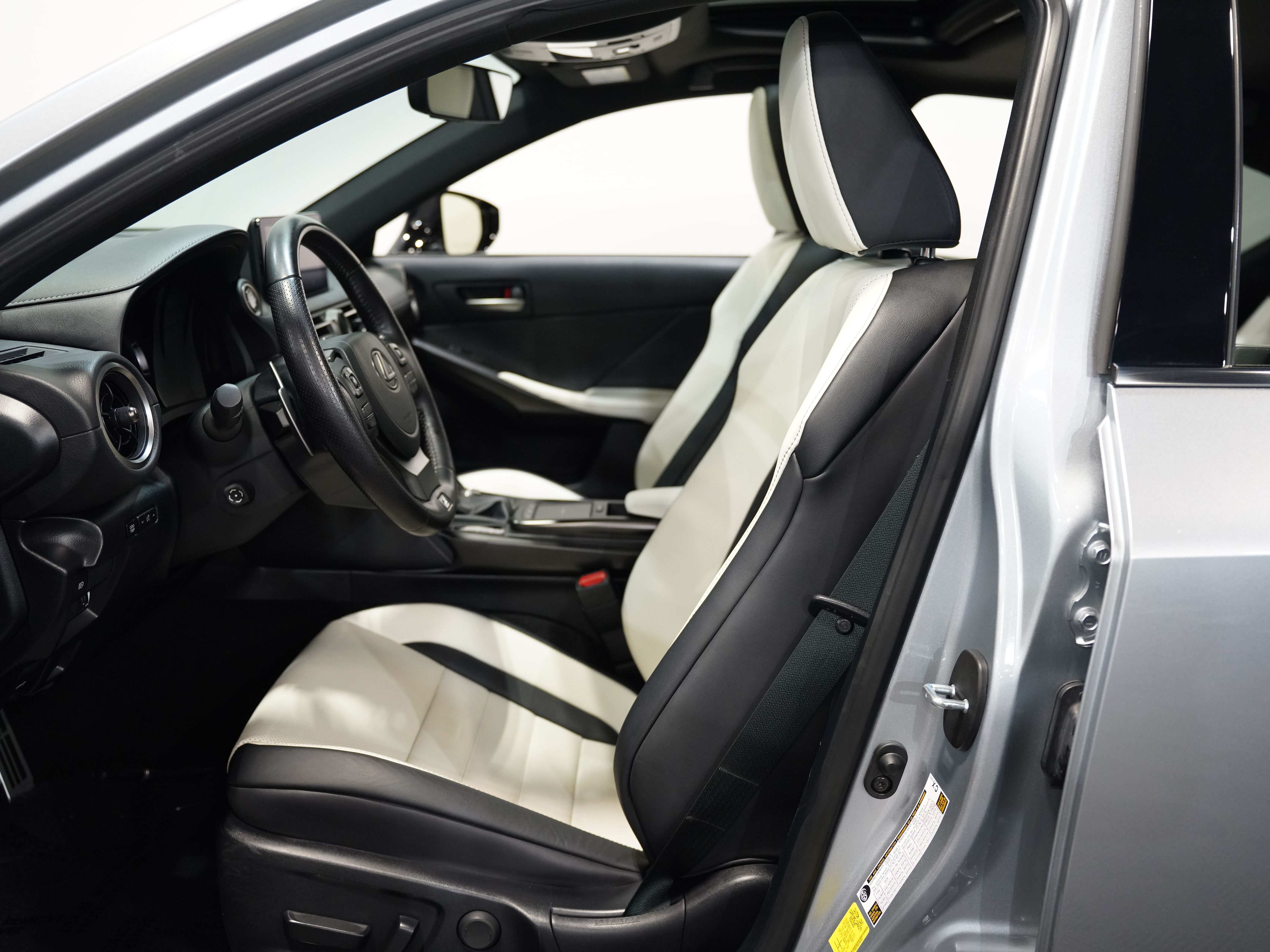 SILVER, 2022 LEXUS IS Image 31