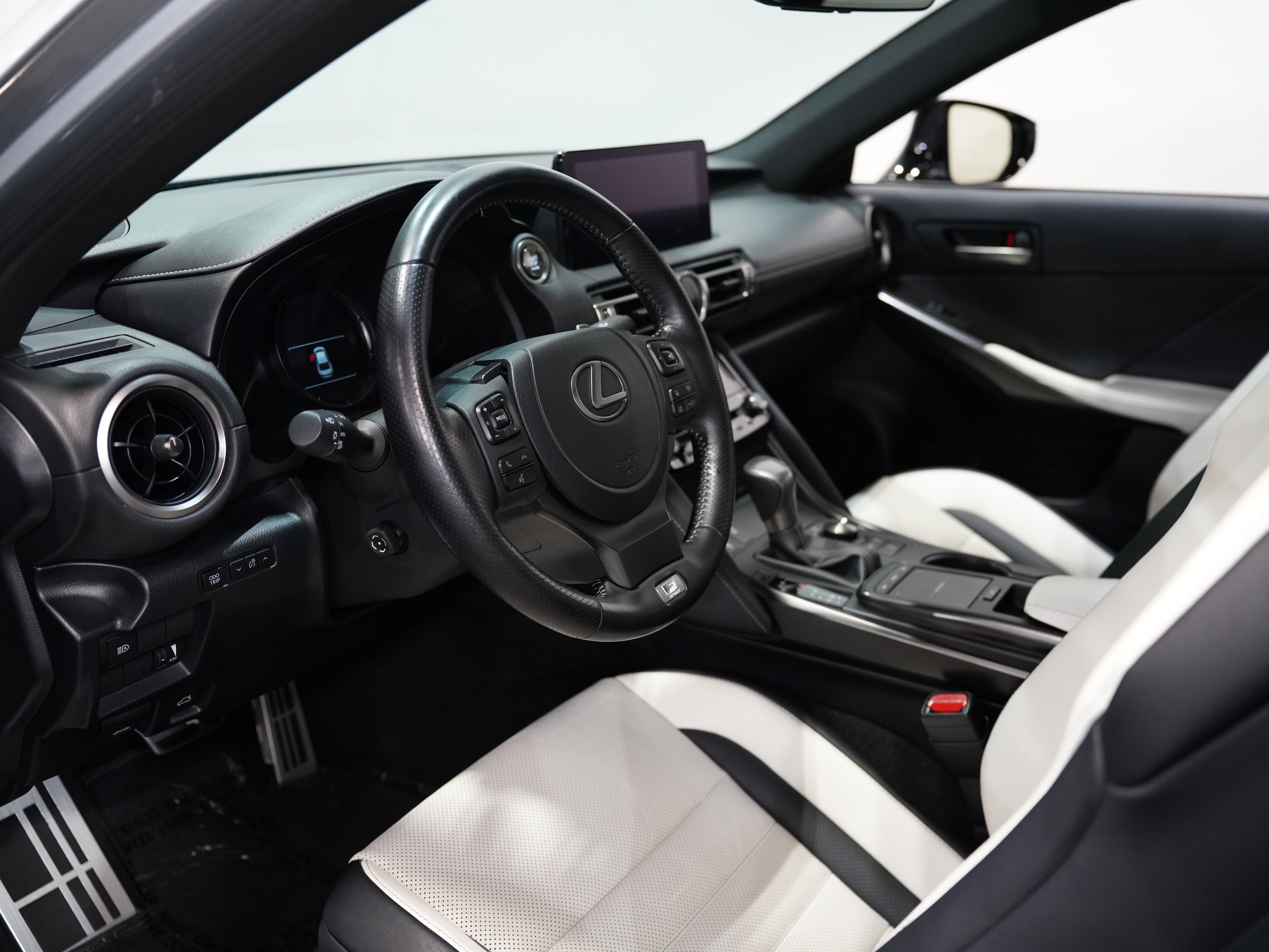 SILVER, 2022 LEXUS IS Image 32