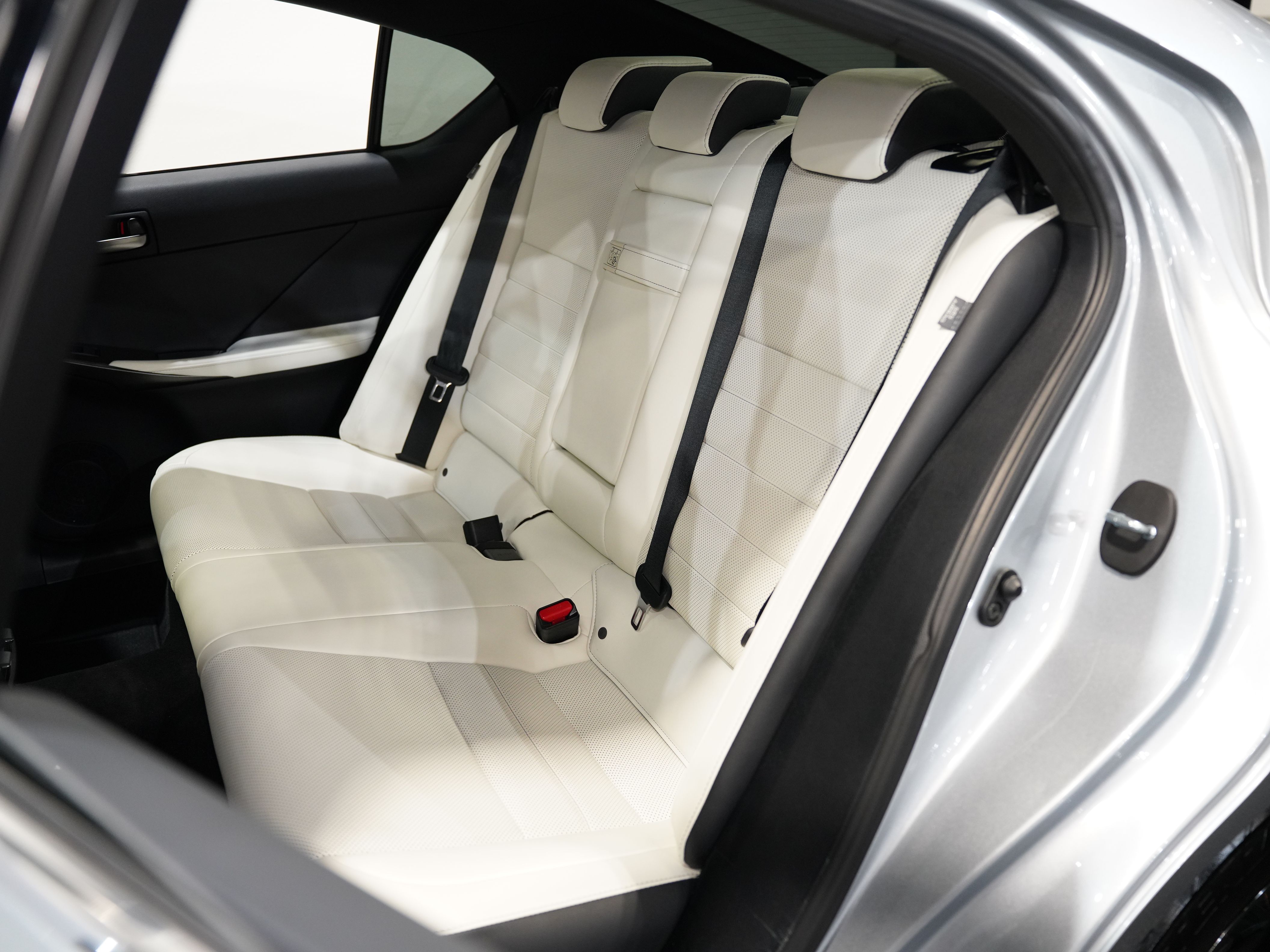 SILVER, 2022 LEXUS IS Image 36