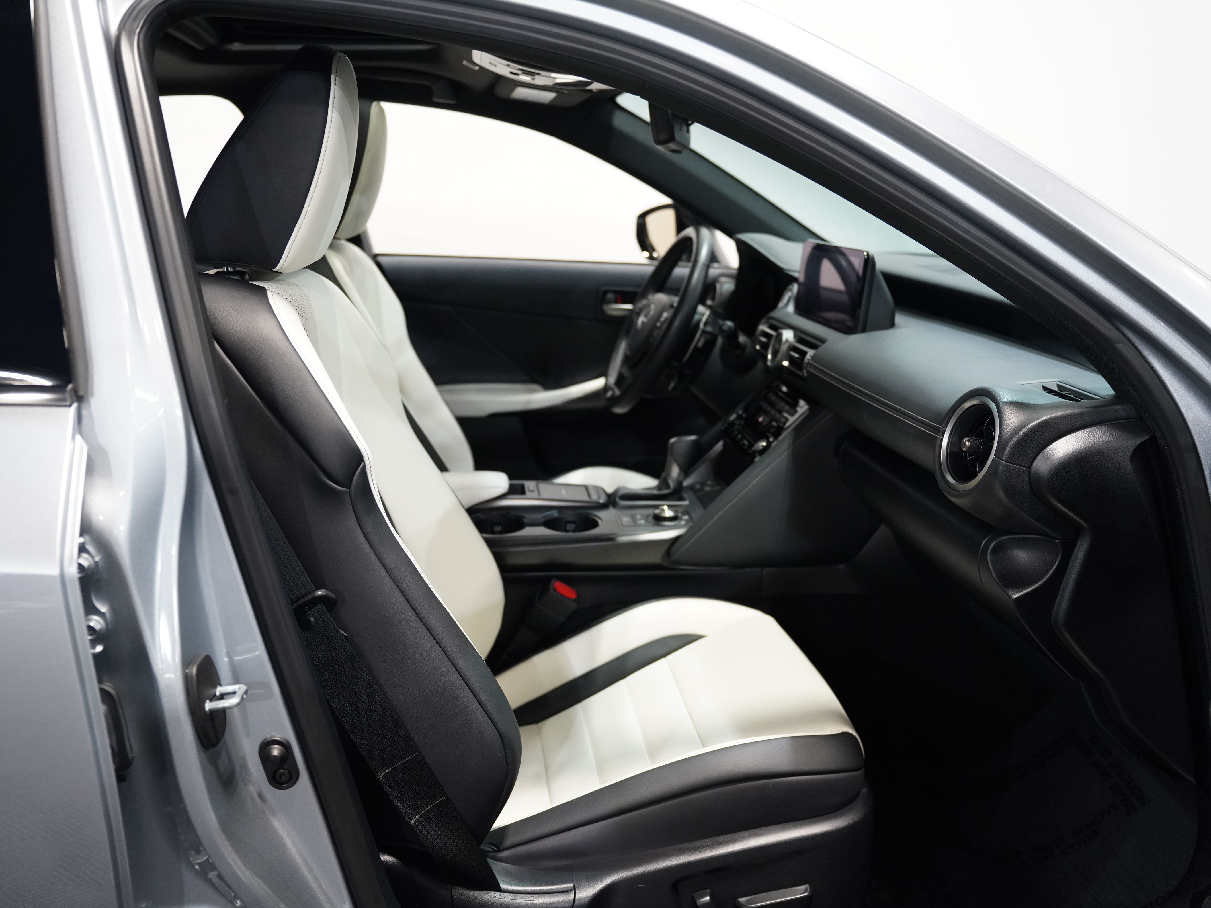 SILVER, 2022 LEXUS IS Image 34