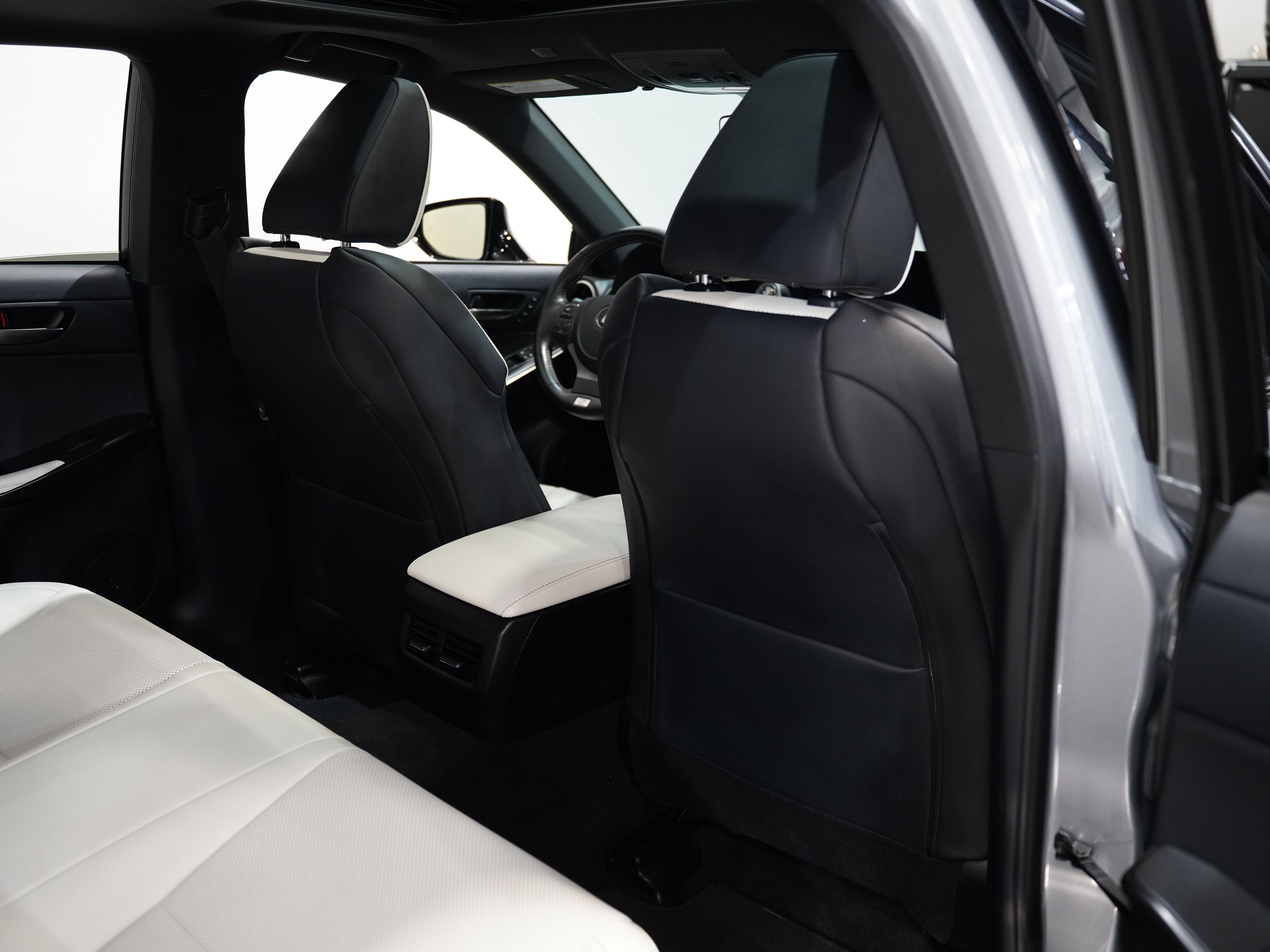 SILVER, 2022 LEXUS IS Image 39