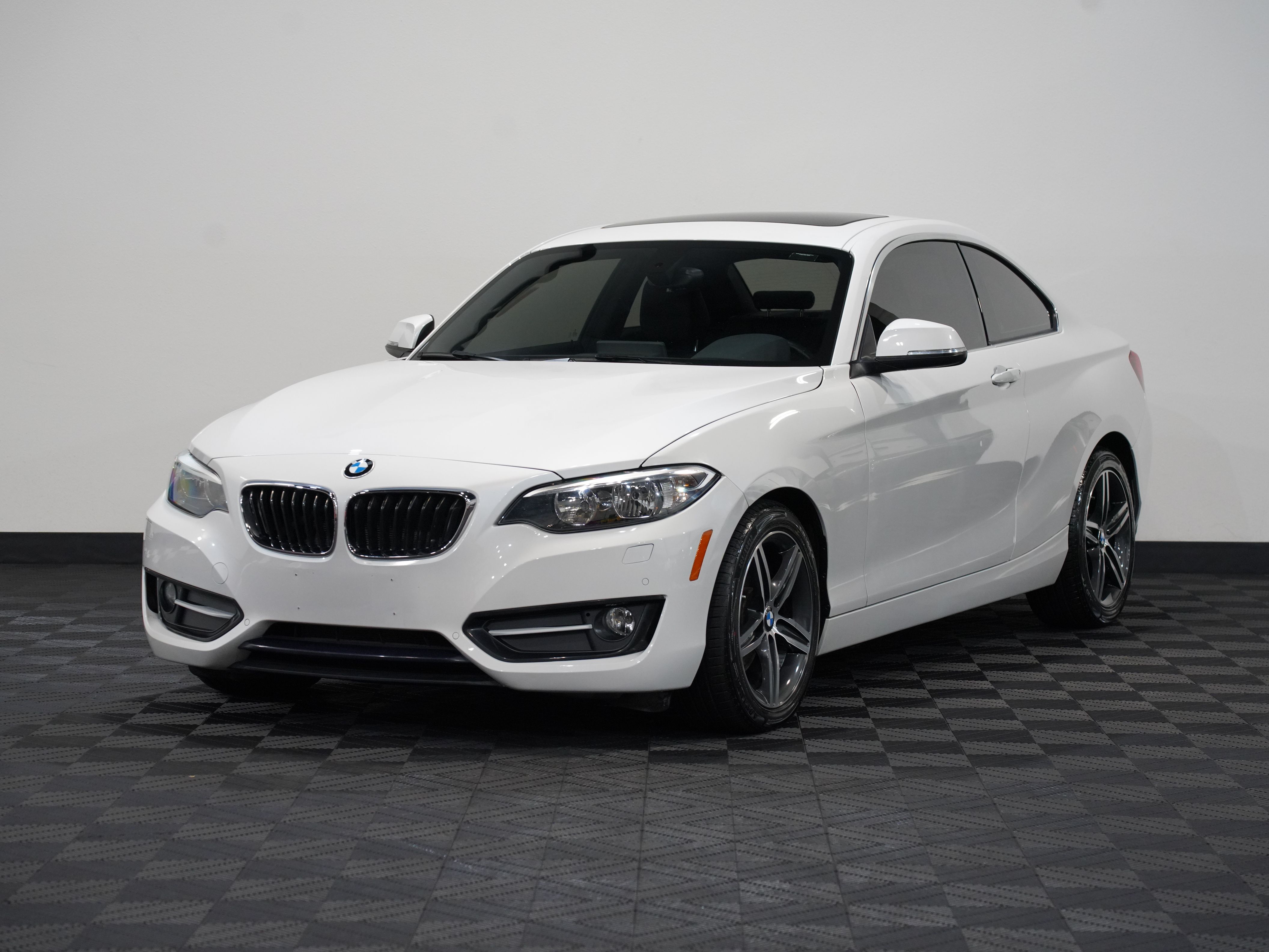 WHITE, 2017 BMW 2 SERIES Image 3