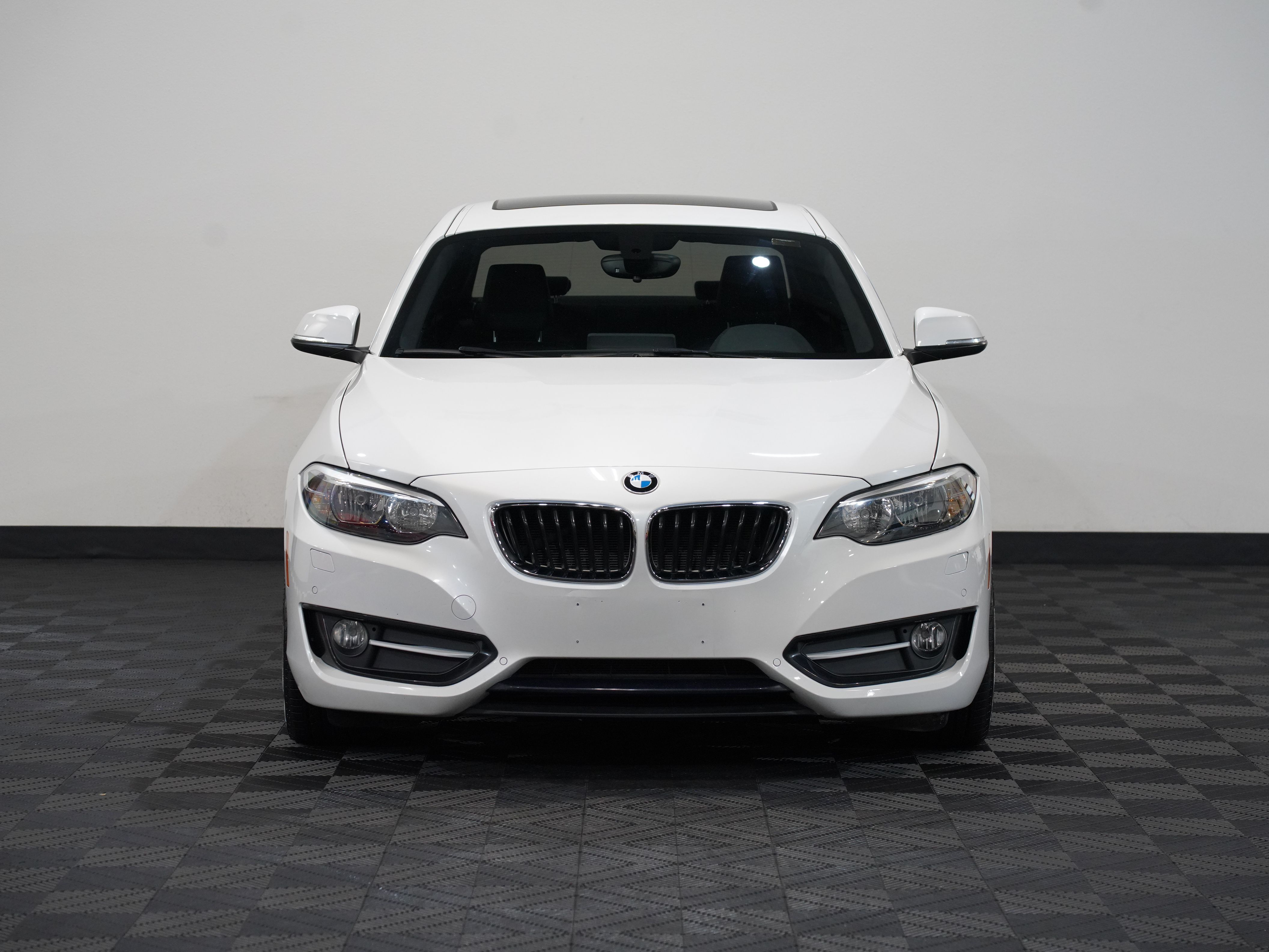WHITE, 2017 BMW 2 SERIES Image 4