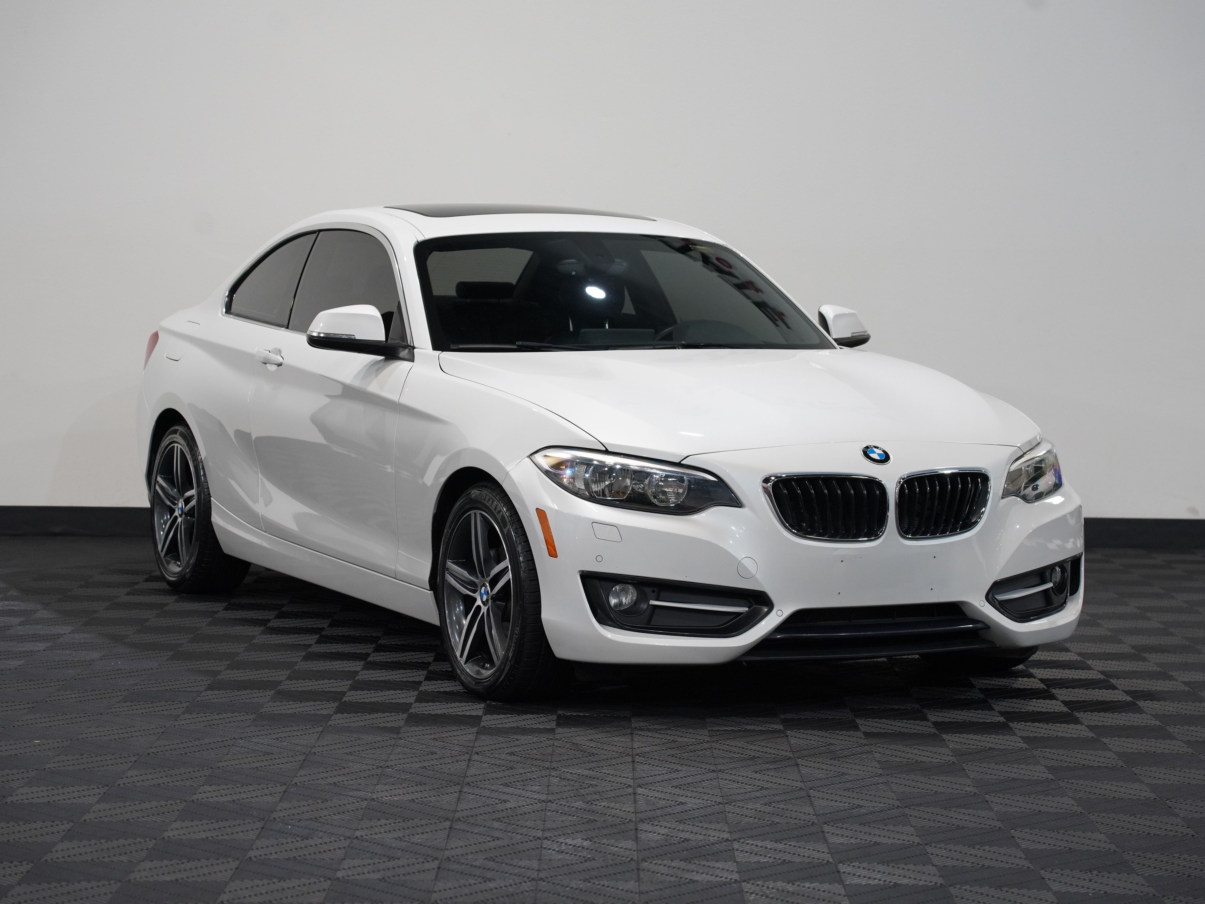 WHITE, 2017 BMW 2 SERIES Image 5