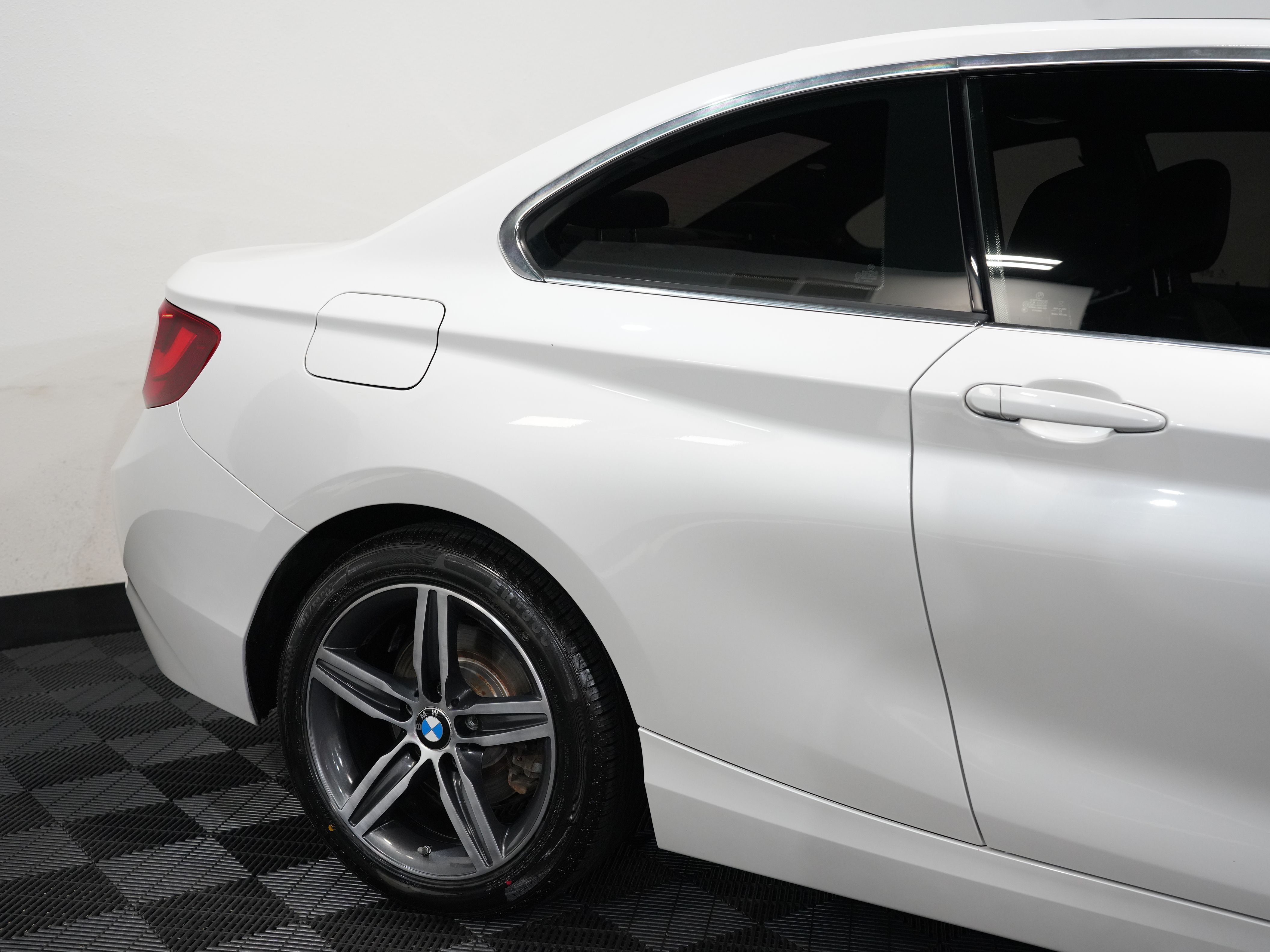 WHITE, 2017 BMW 2 SERIES Image 14