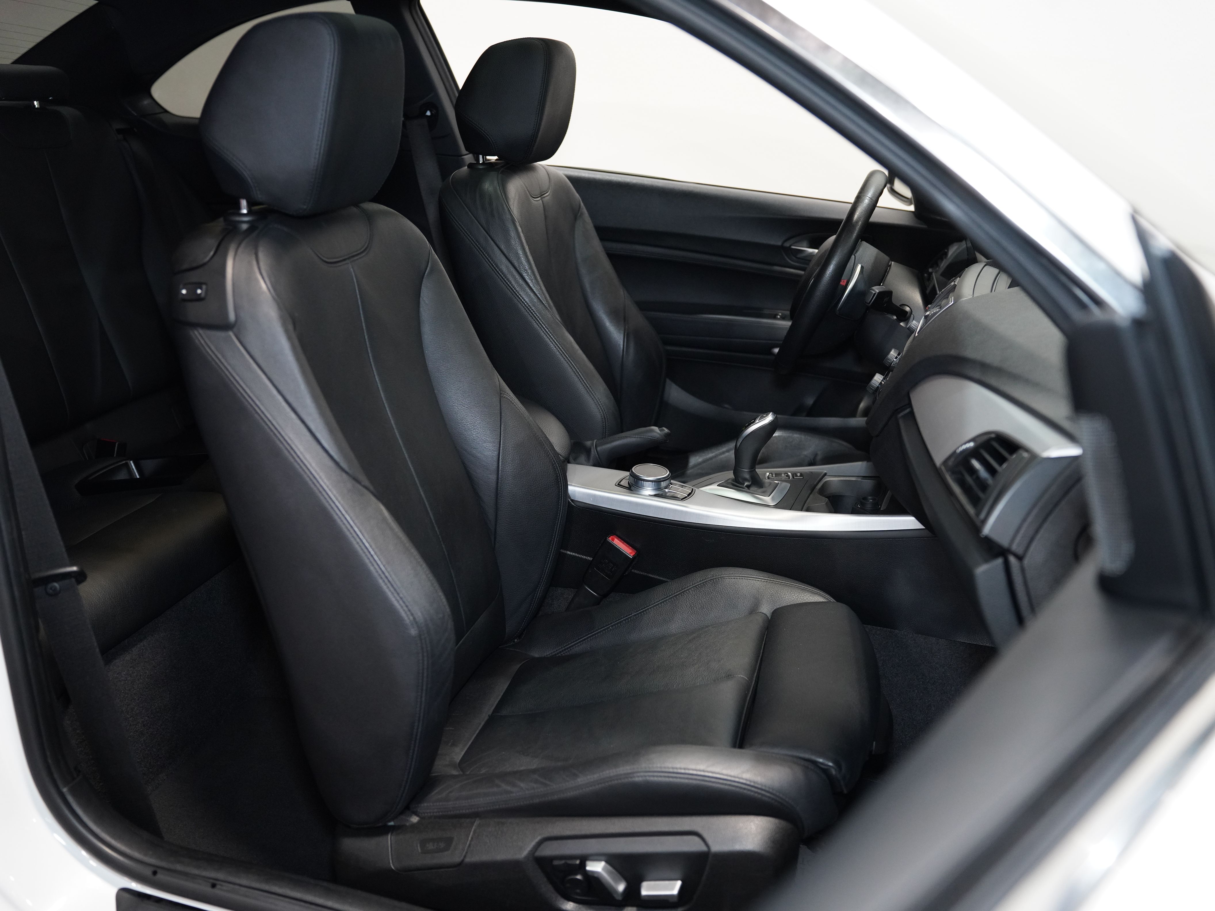 WHITE, 2017 BMW 2 SERIES Image 26