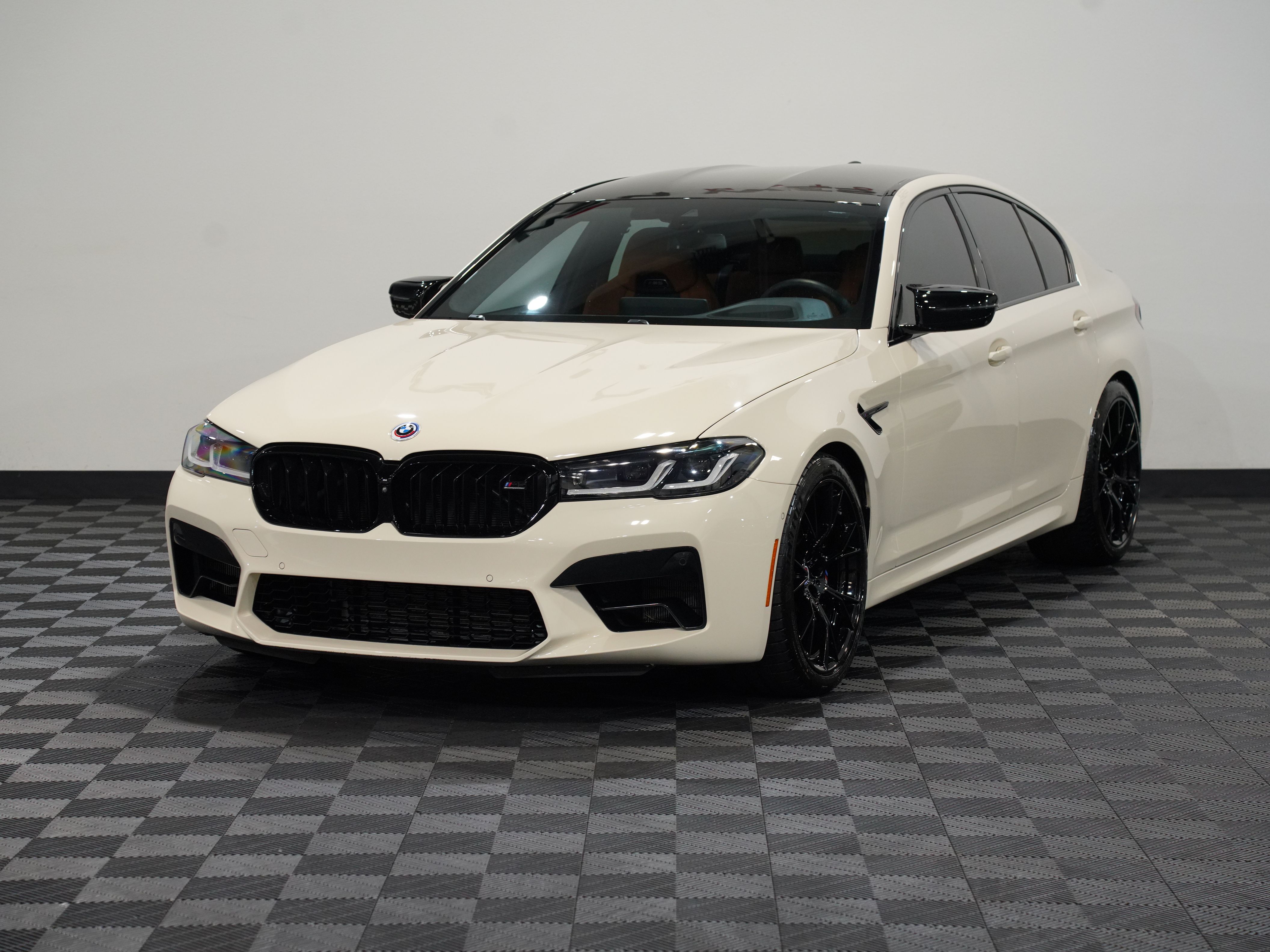 CREAM, 2023 BMW M5 Image 3
