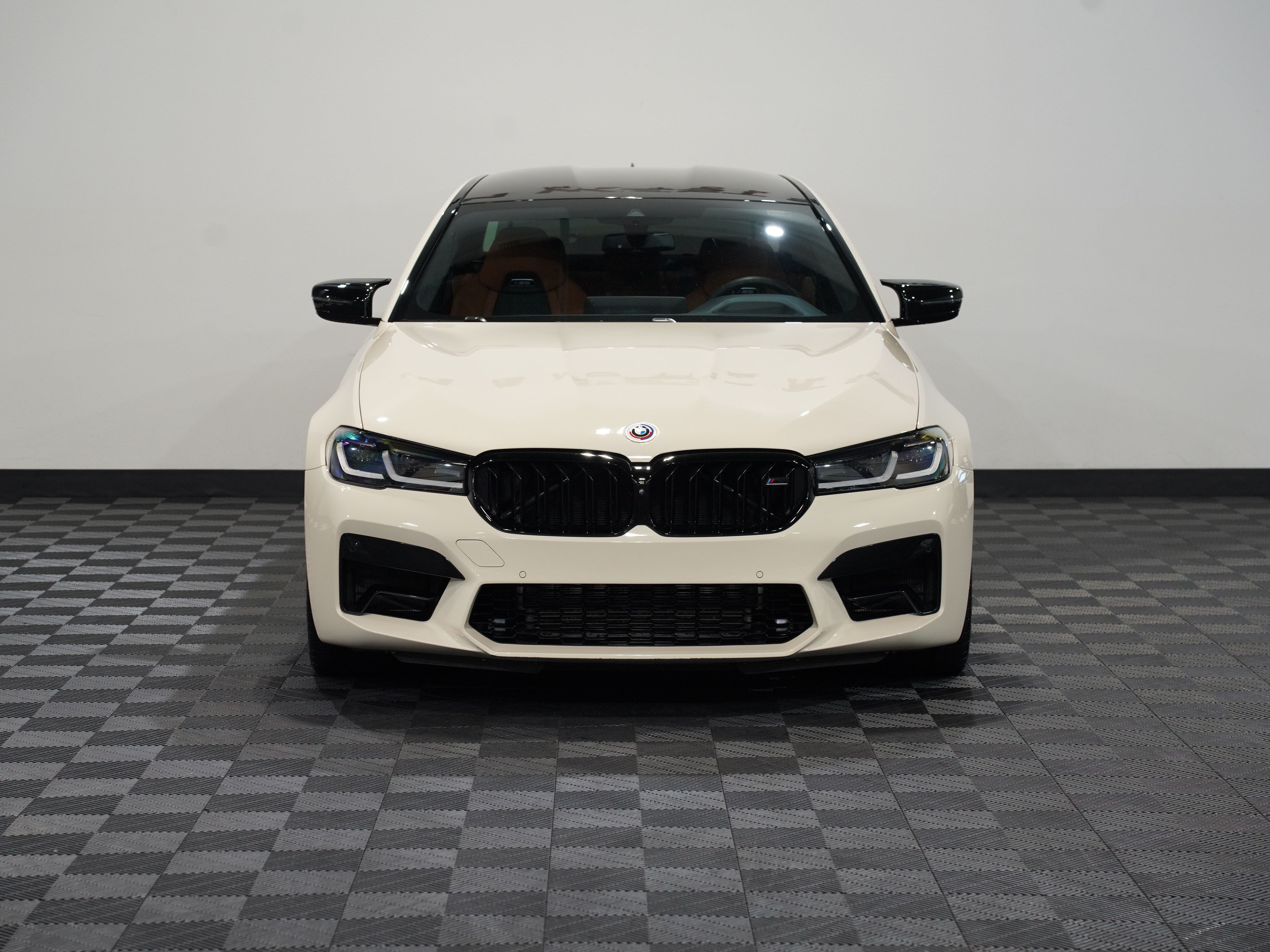 CREAM, 2023 BMW M5 Image 4