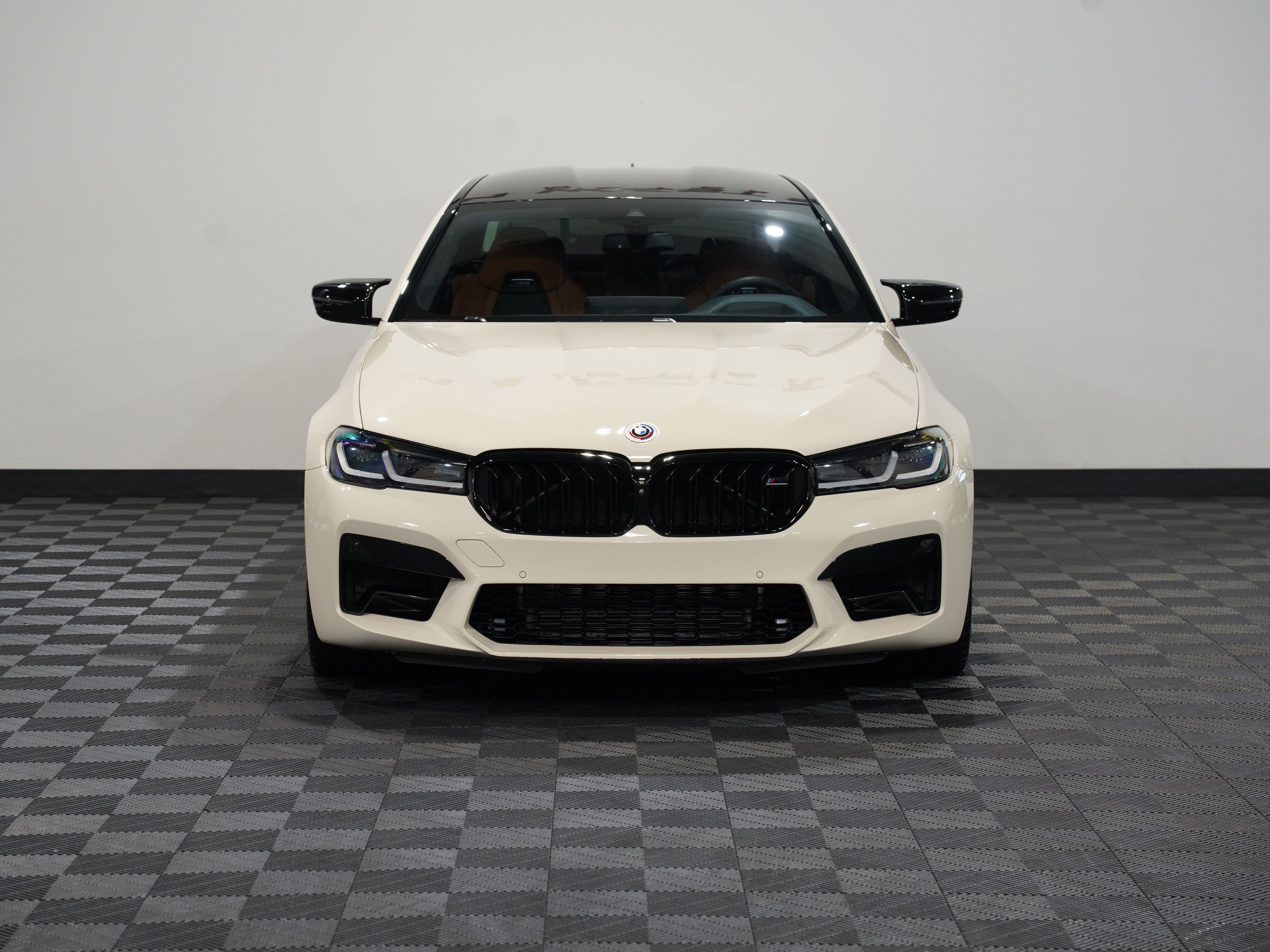 CREAM, 2023 BMW M5 Image 4