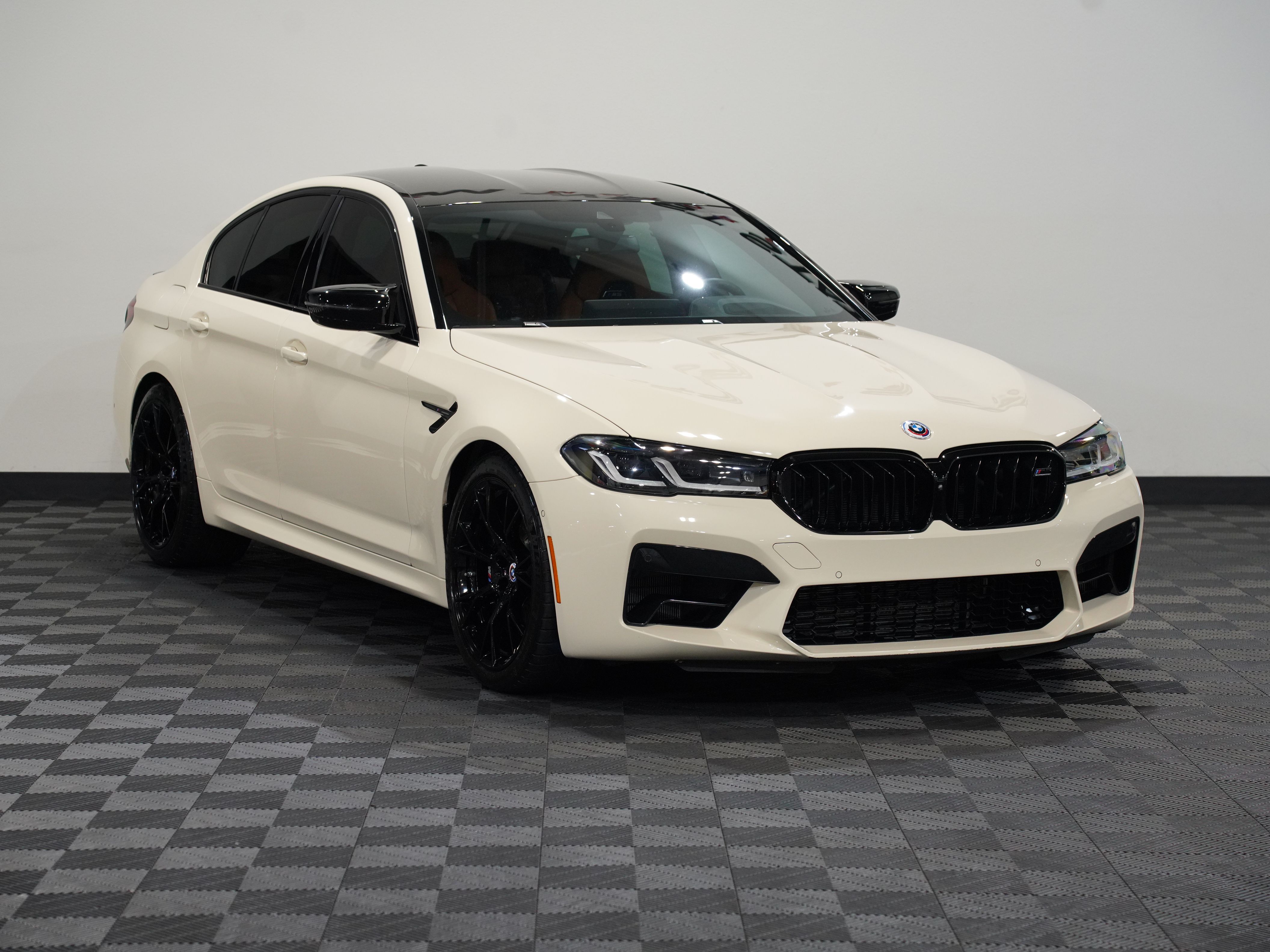 CREAM, 2023 BMW M5 Image 5