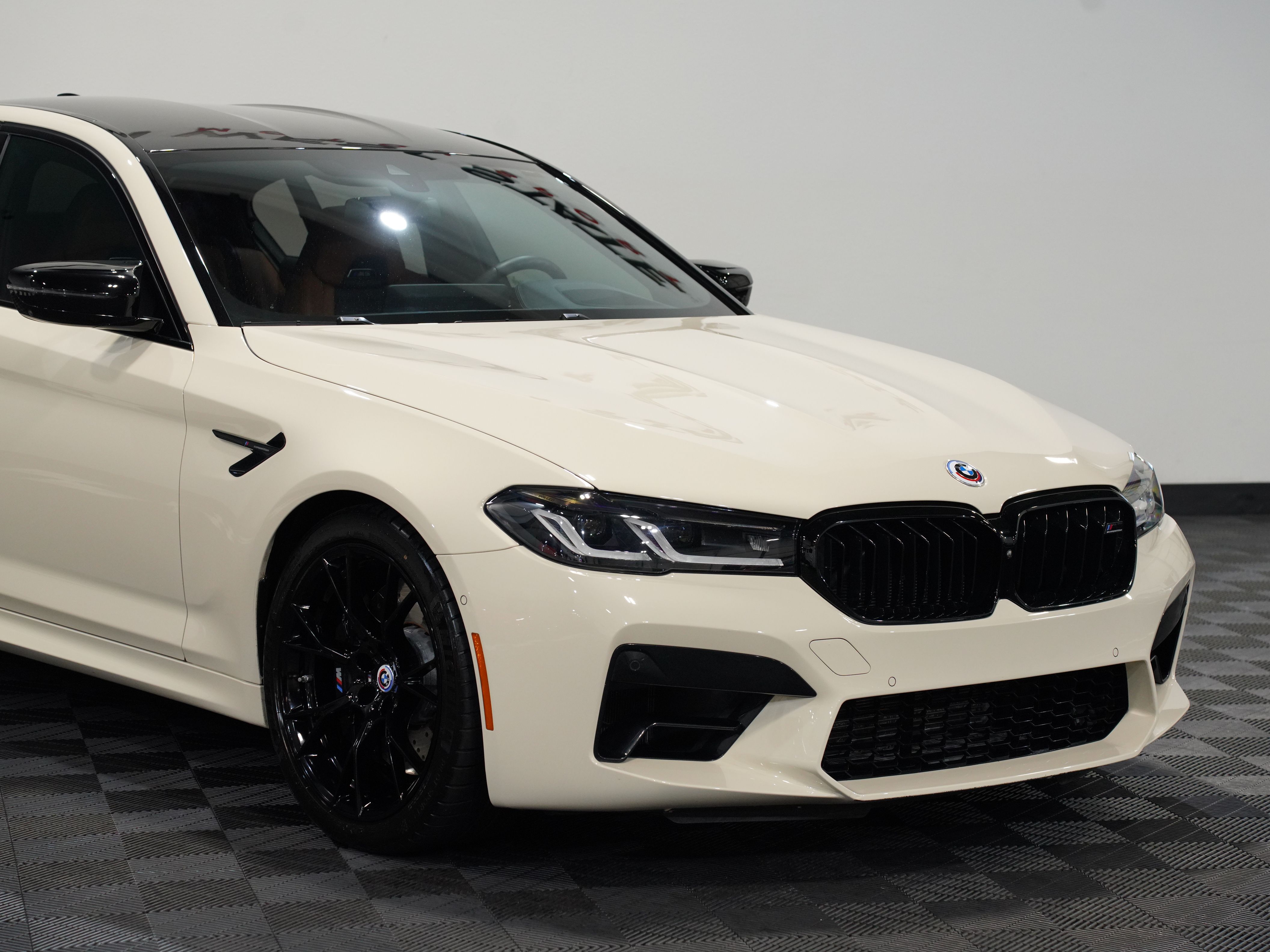 CREAM, 2023 BMW M5 Image 9