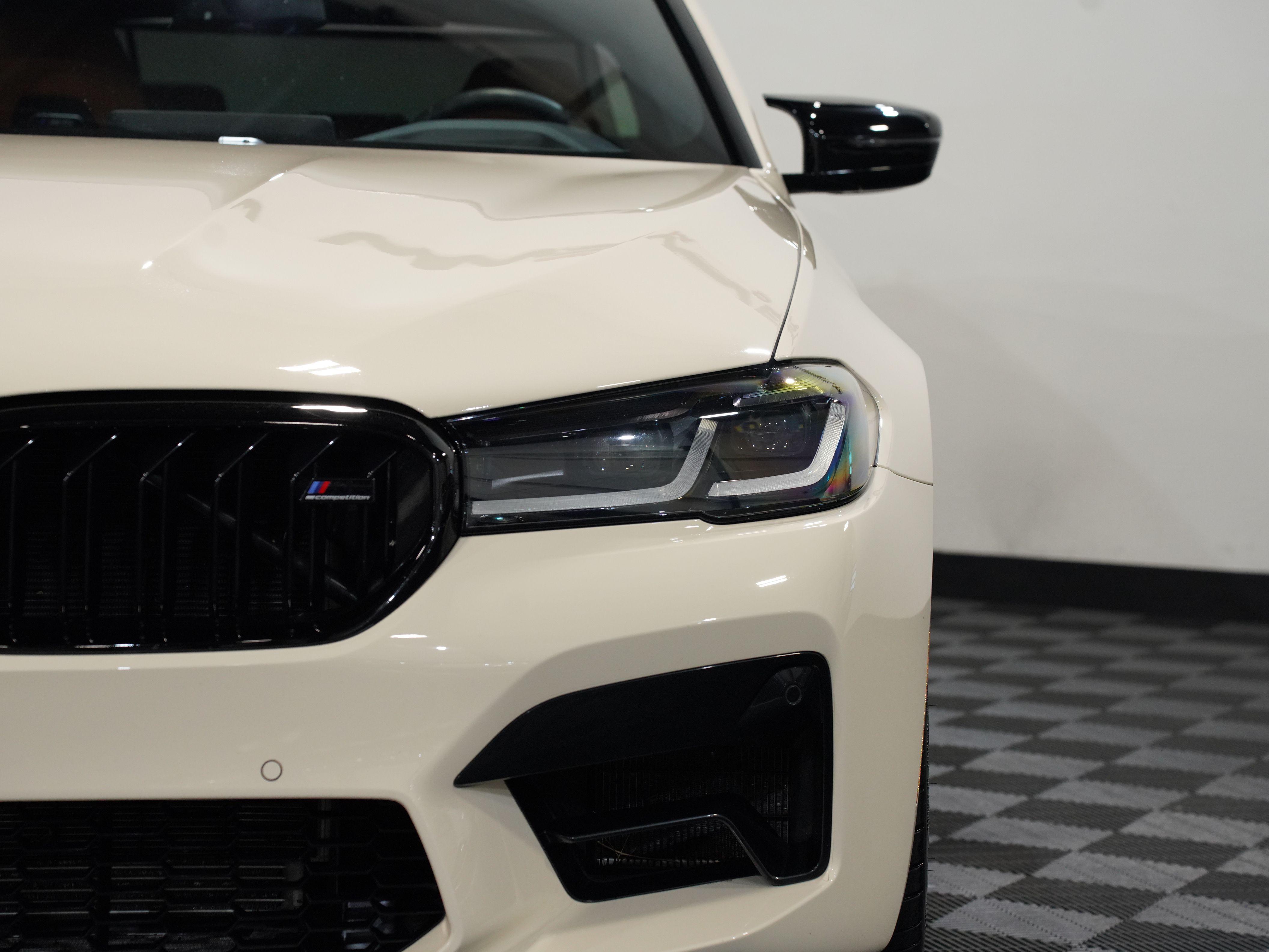 CREAM, 2023 BMW M5 Image 10