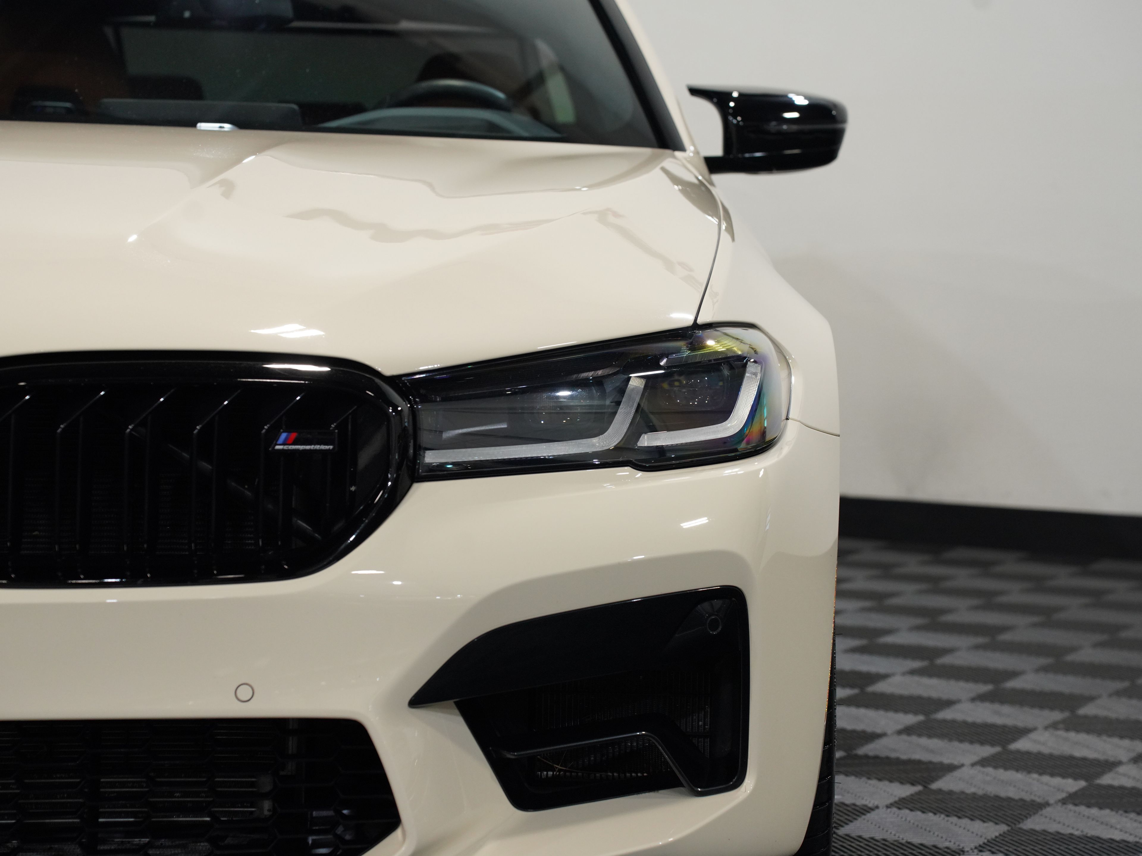 CREAM, 2023 BMW M5 Image 10