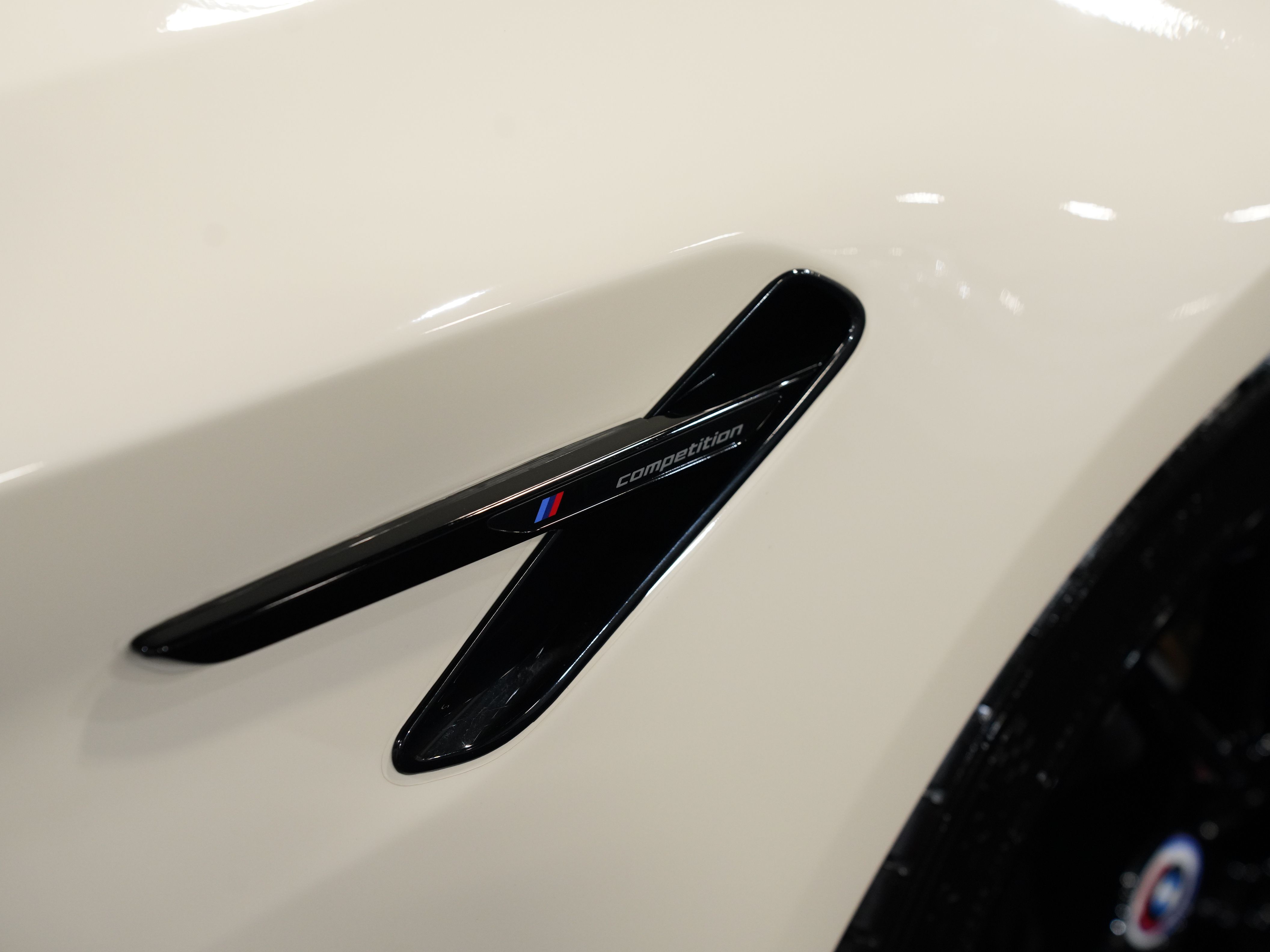 CREAM, 2023 BMW M5 Image 13
