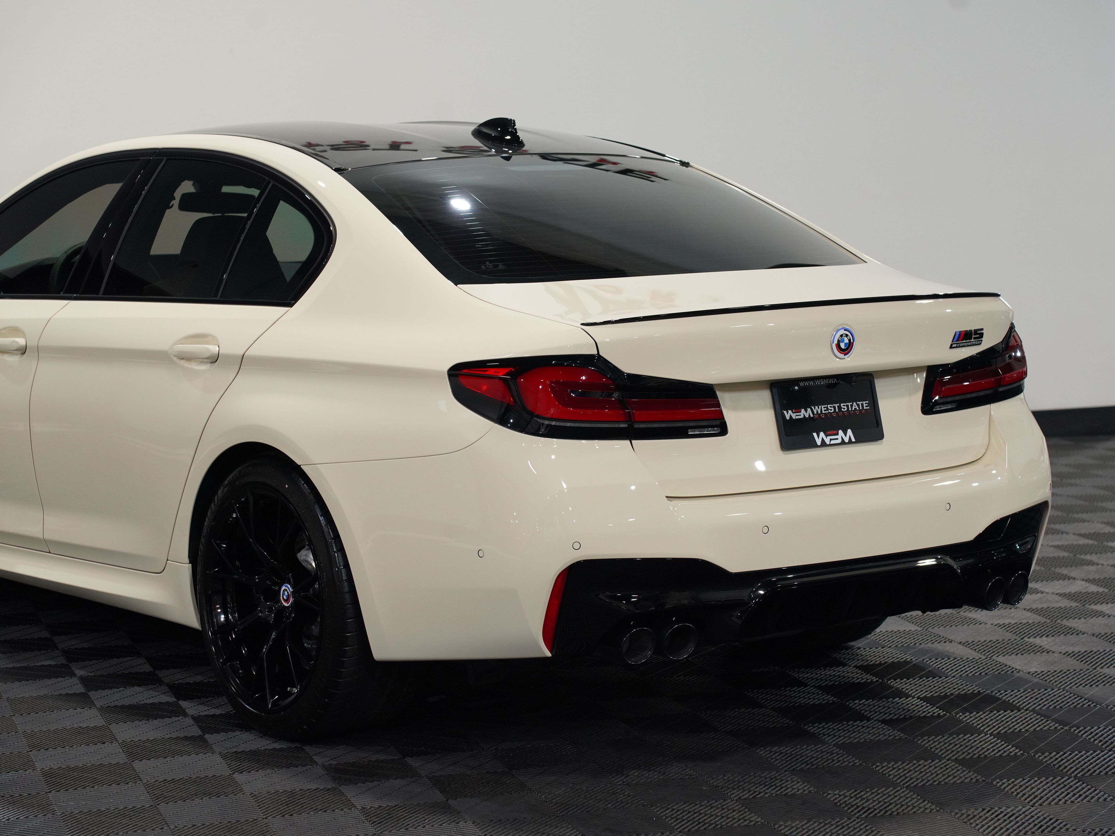 CREAM, 2023 BMW M5 Image 16