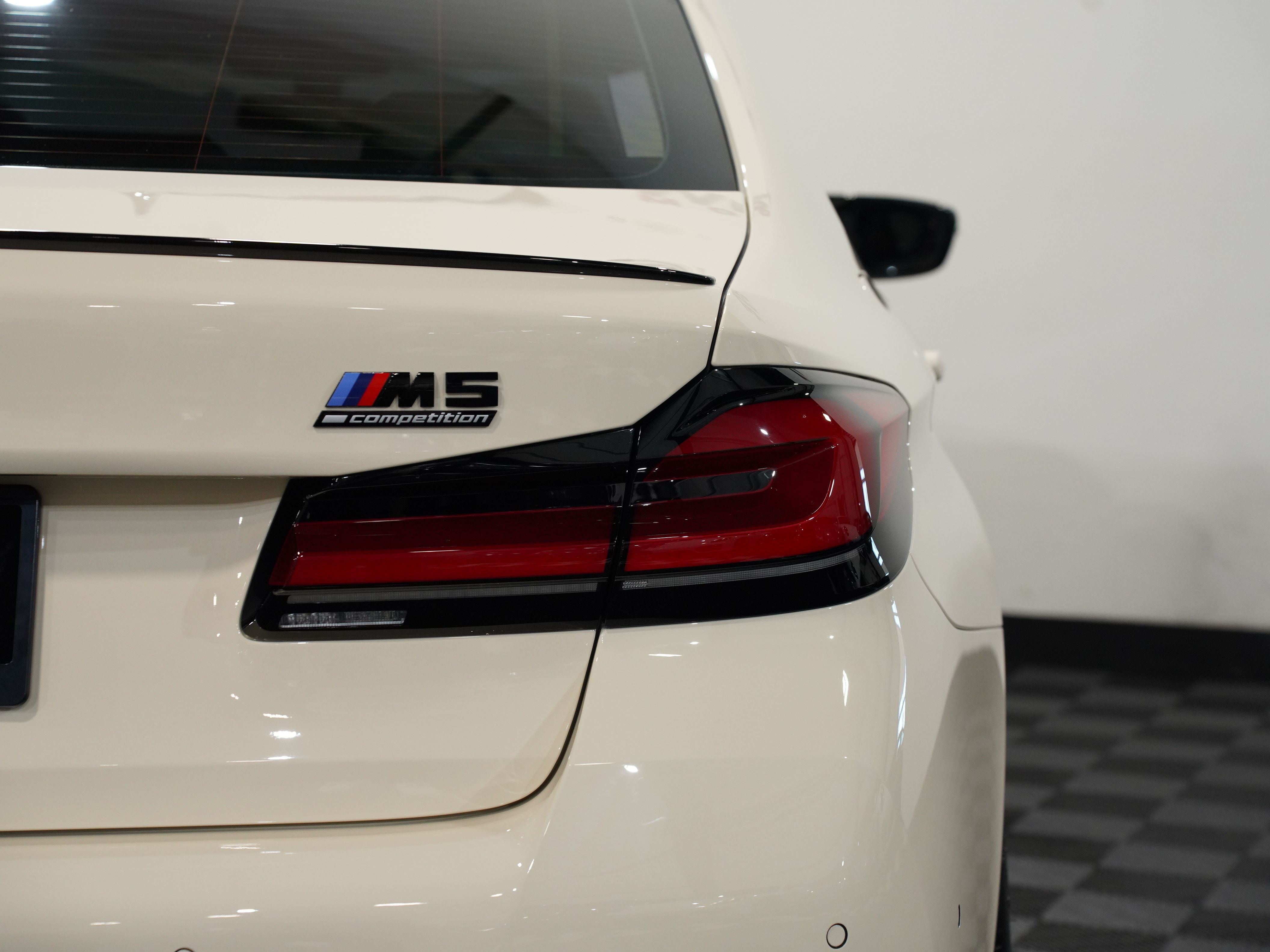 CREAM, 2023 BMW M5 Image 17