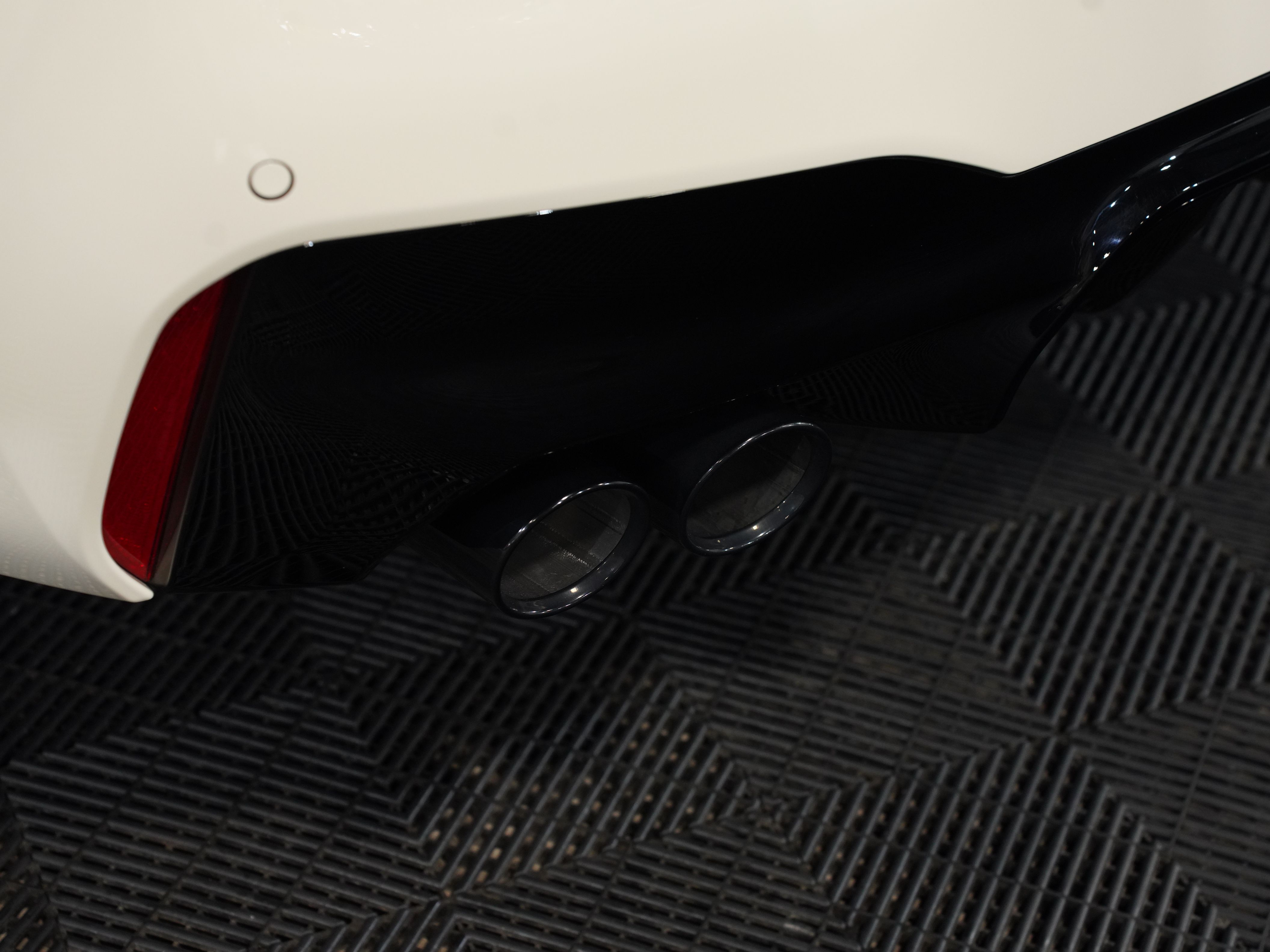 CREAM, 2023 BMW M5 Image 18