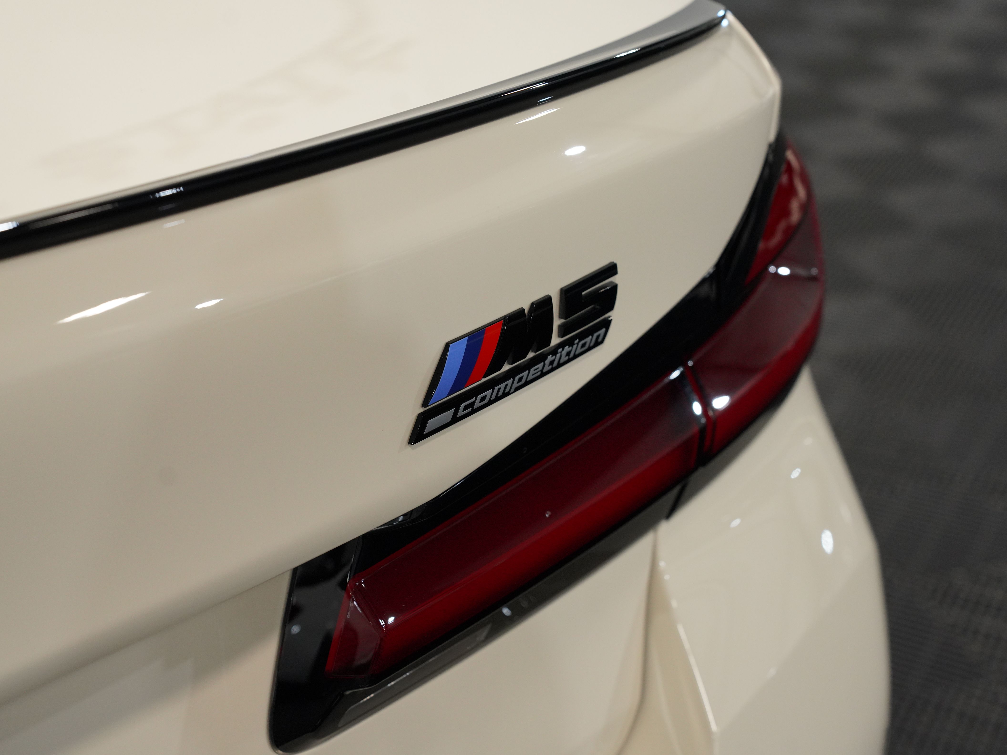 CREAM, 2023 BMW M5 Image 19