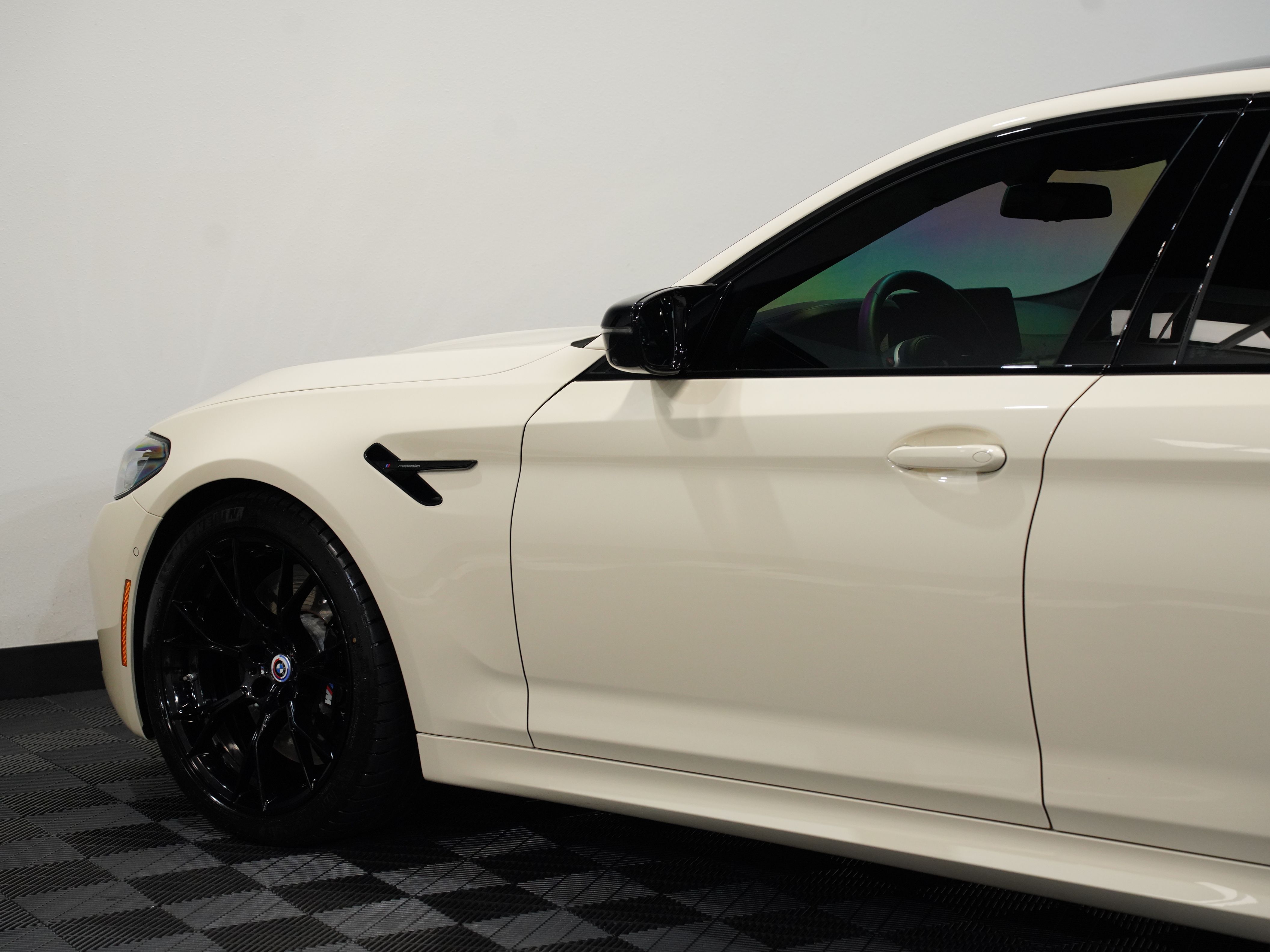 CREAM, 2023 BMW M5 Image 21