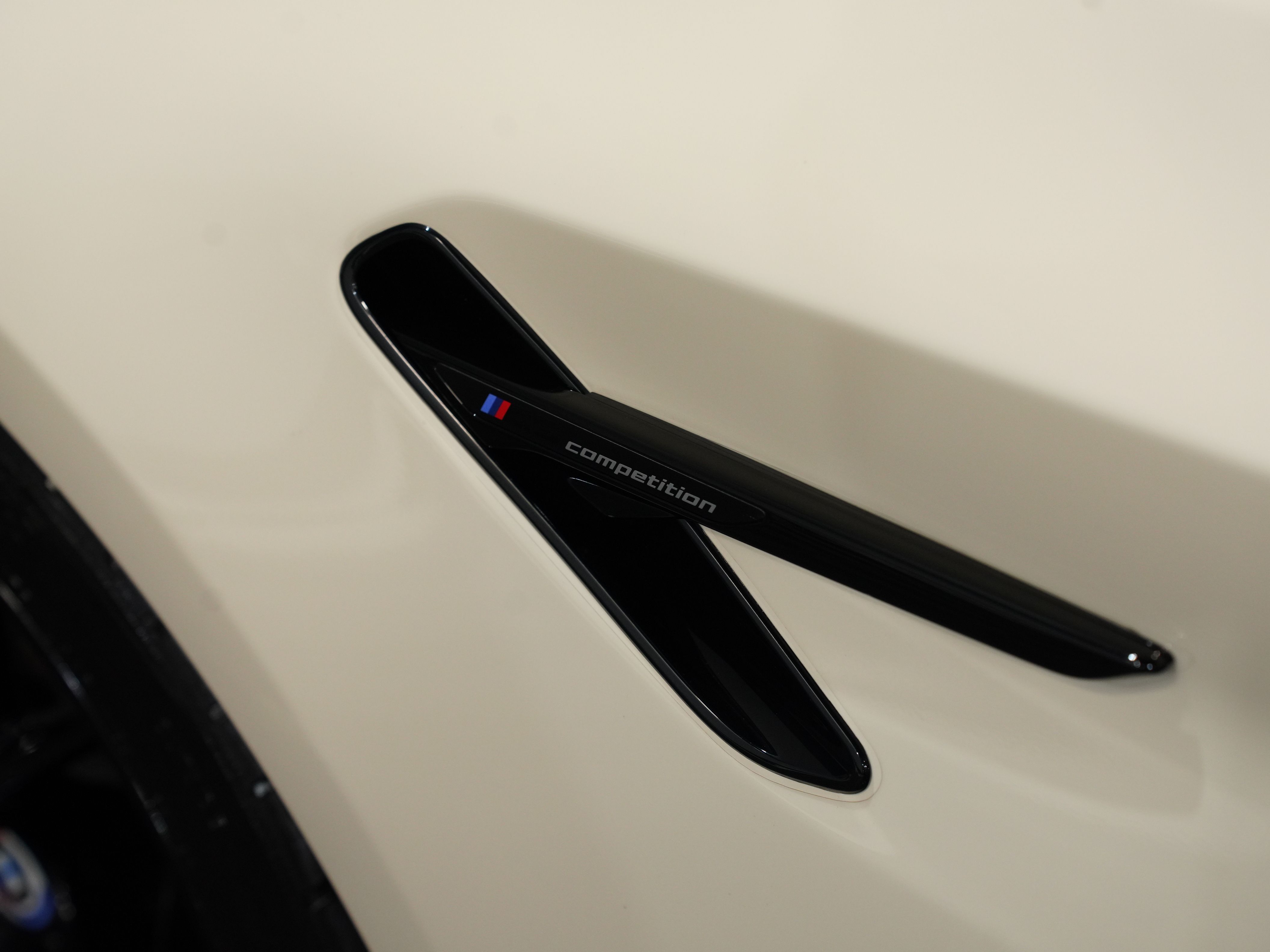 CREAM, 2023 BMW M5 Image 22