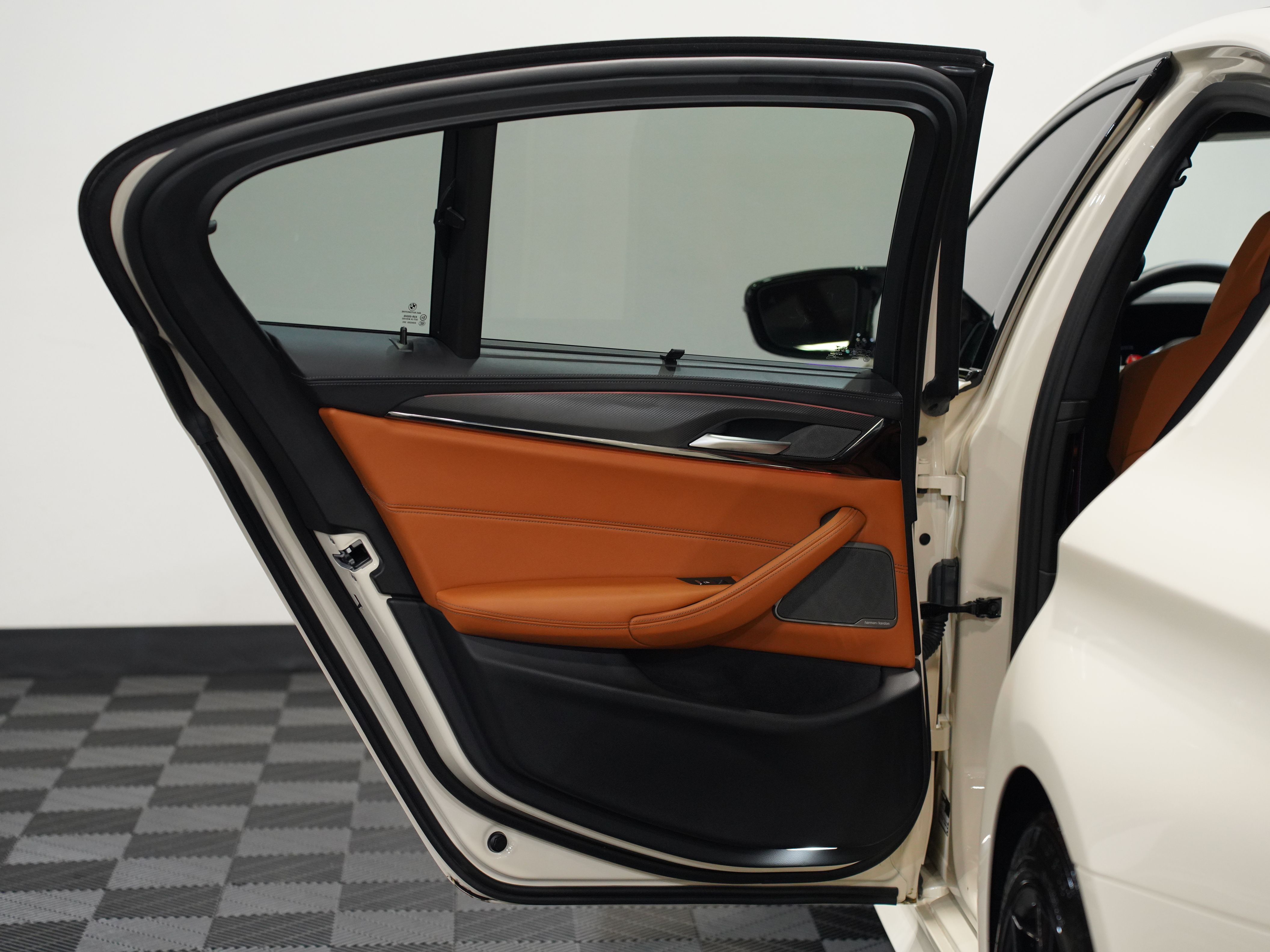 CREAM, 2023 BMW M5 Image 27
