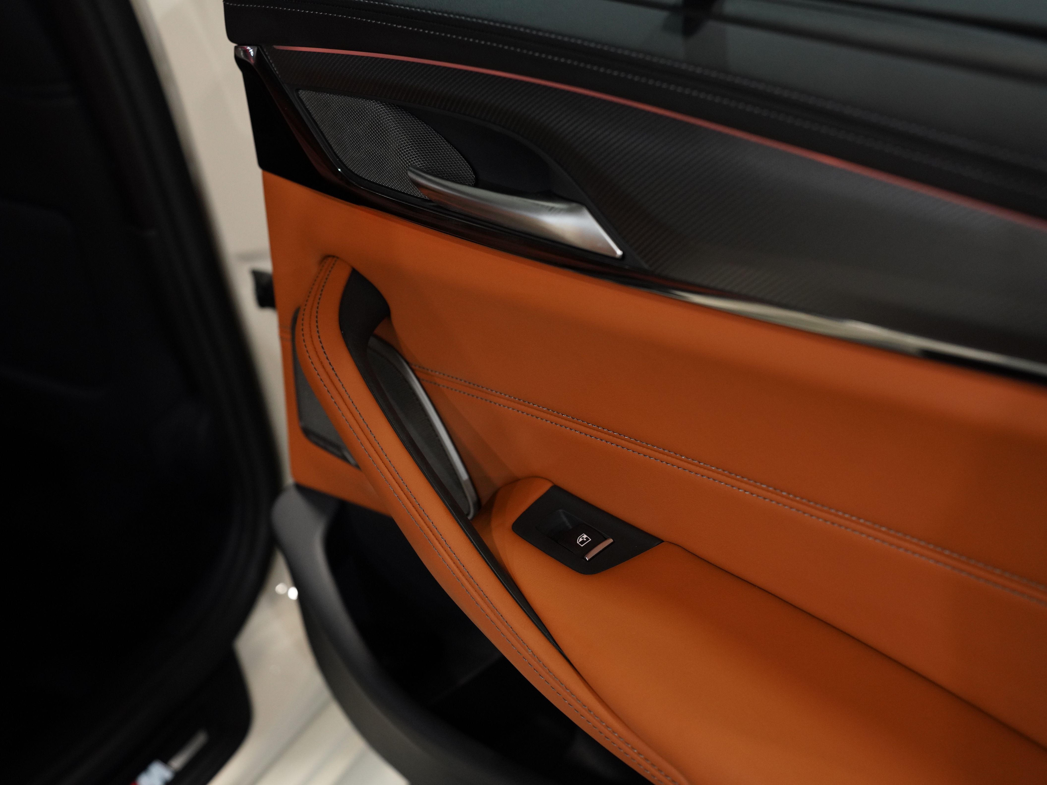 CREAM, 2023 BMW M5 Image 30